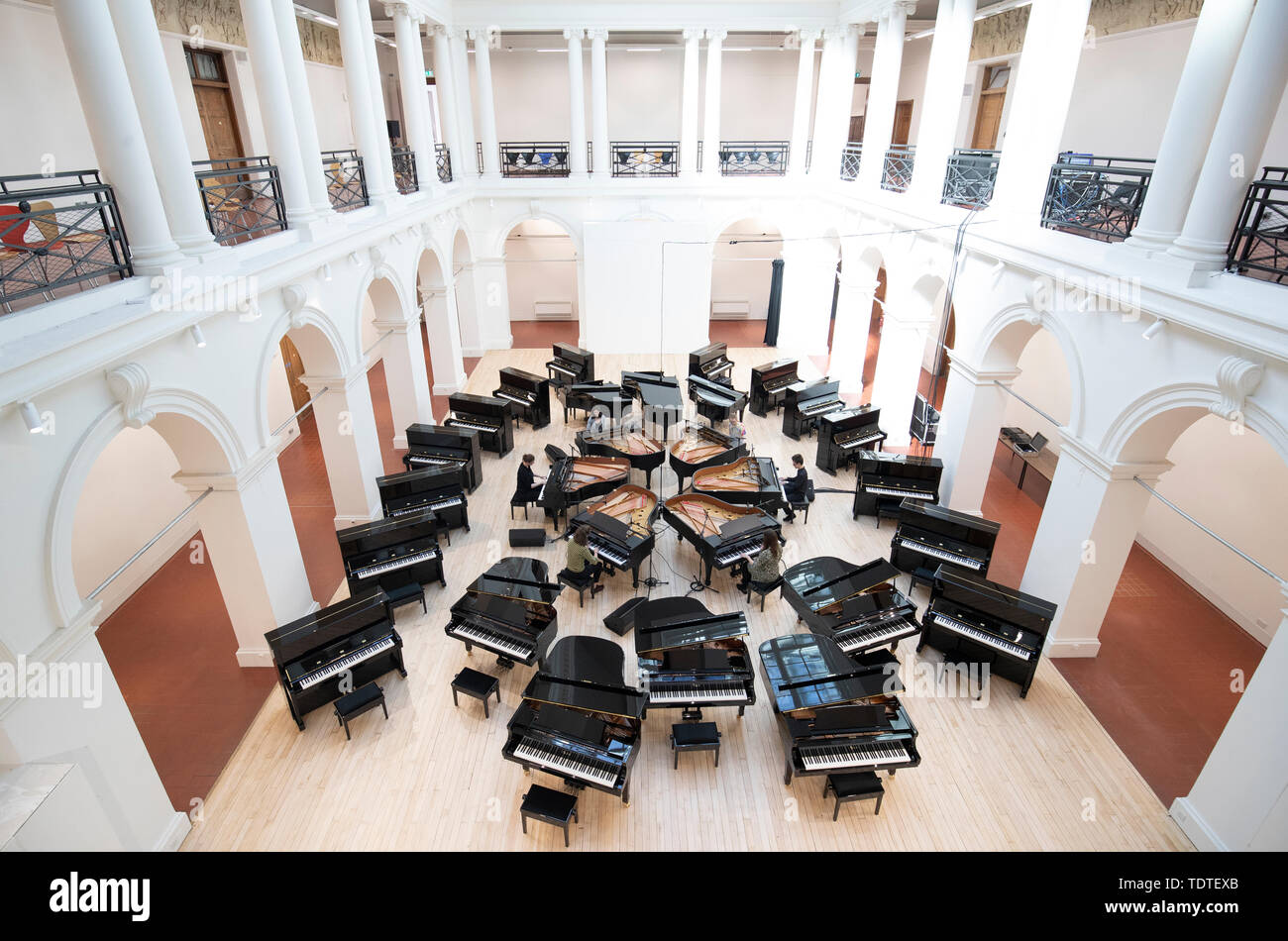 28 Steinway pianoforti a prendere il centro della scena nella scultura corte alla Edinburgh College of Art prima che essi si sono disputate tutte insieme in una spettacolare one-off le prestazioni degli studenti, personale e musicisti professionisti. Foto Stock