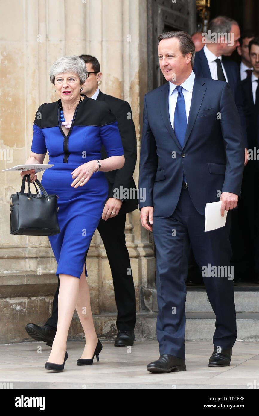 Il primo ministro Theresa Maggio e il suo predecessore David Cameron  lasciare l'Abbazia di Westminster a Londra dopo un servizio di  ringraziamento per la vita e il lavoro di ex gabinetto Signore