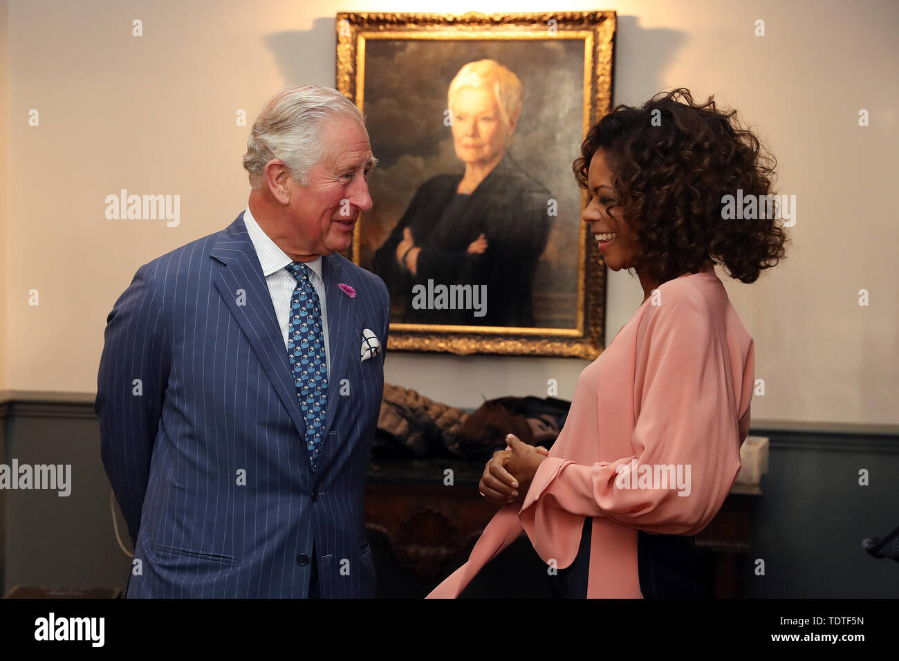 Il Principe di Galles con l'attrice Naomi Harris durante una visita al set del venticinquesimo film di James Bond film al Pinewood Studios di Iver Heath, Buckinghamshire. Foto Stock