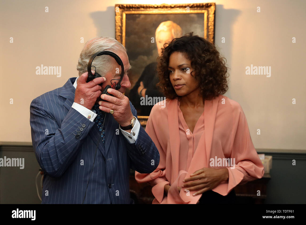 Il Principe di Galles con l'attrice Naomi Harris durante una visita al set del venticinquesimo film di James Bond film al Pinewood Studios di Iver Heath, Buckinghamshire. Foto Stock