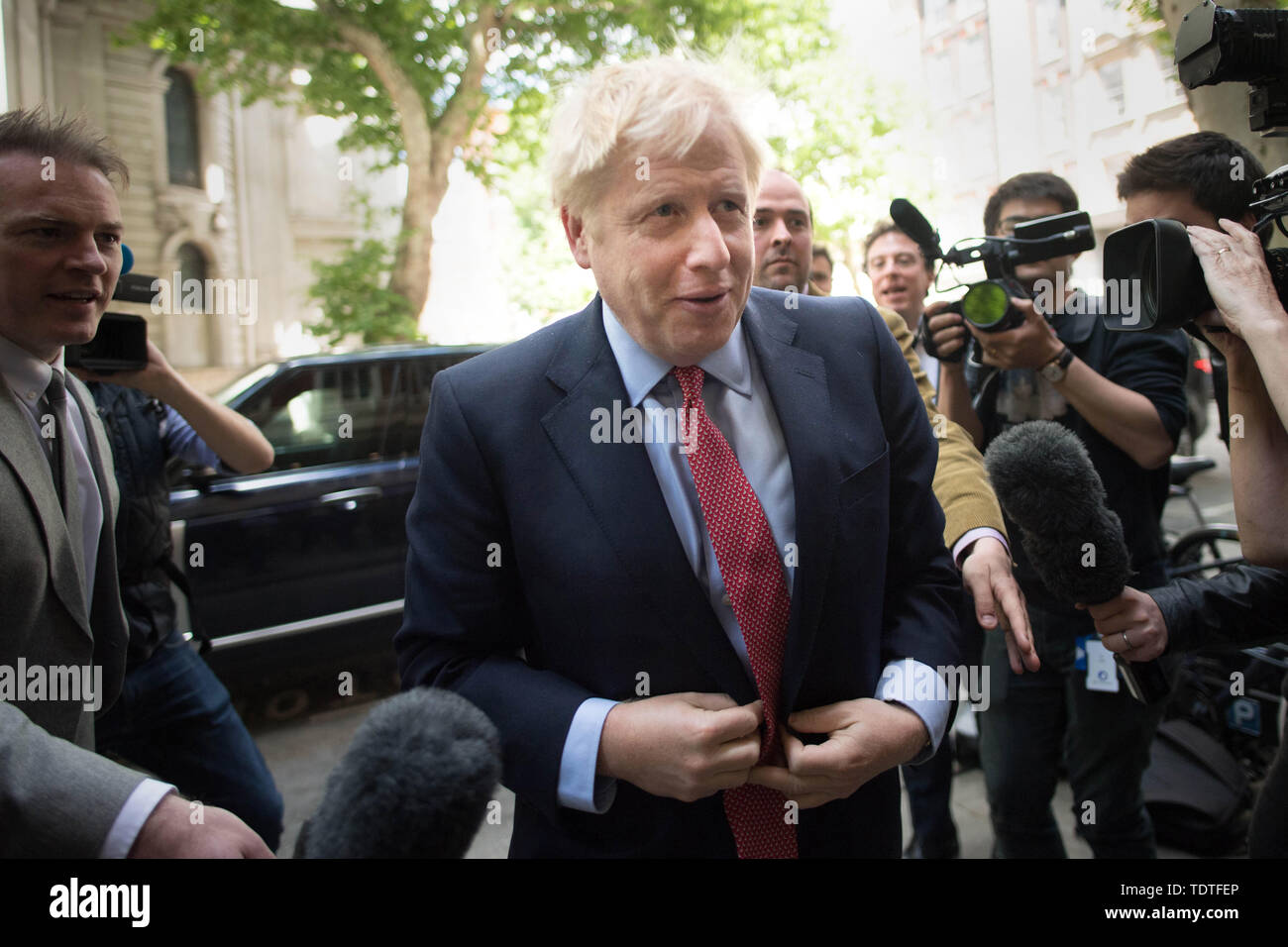 Ex Segretario di Stato per gli affari esteri Boris Johnson arriva per i Consiglieri conservatori' Association Group leader dell' giorno al governo locale House di Londra. Foto Stock