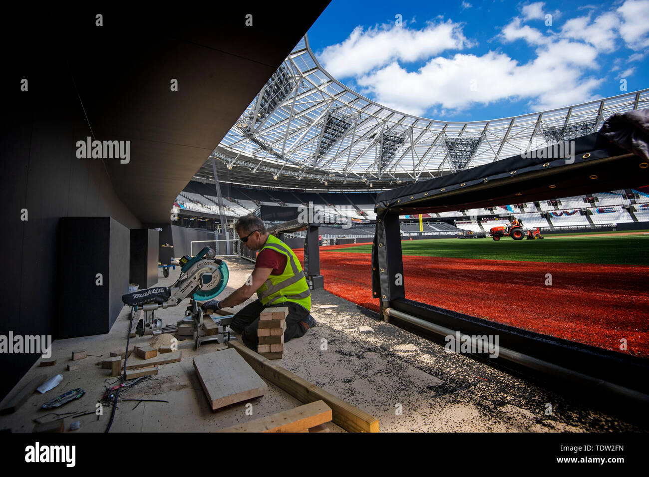 Le preparazioni sono fatte di una piroga per trasformare il London Stadium di Londra da un campo di calcio in un campo da baseball, prima della stagione regolare della Major League Baseball serie a verificarsi in Europa, quando Boston Red Sox play New York Yankees. Foto Stock