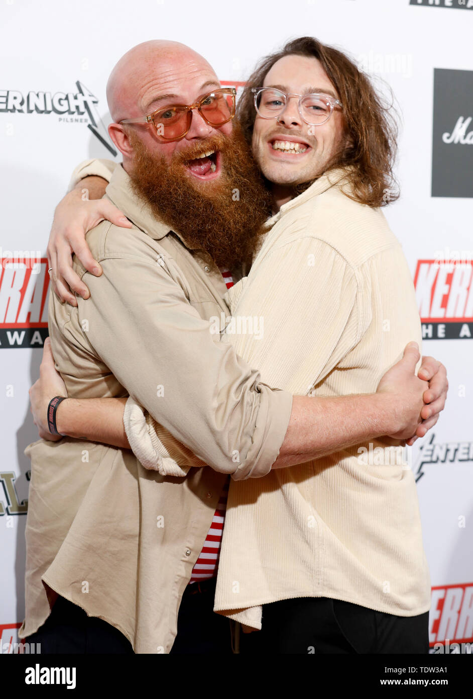 È inattivo' Adam Devonshire (sinistra) e Lee Kiernan frequentando il Kerrang! I premi a Islington Town Hall di Londra. Foto Stock