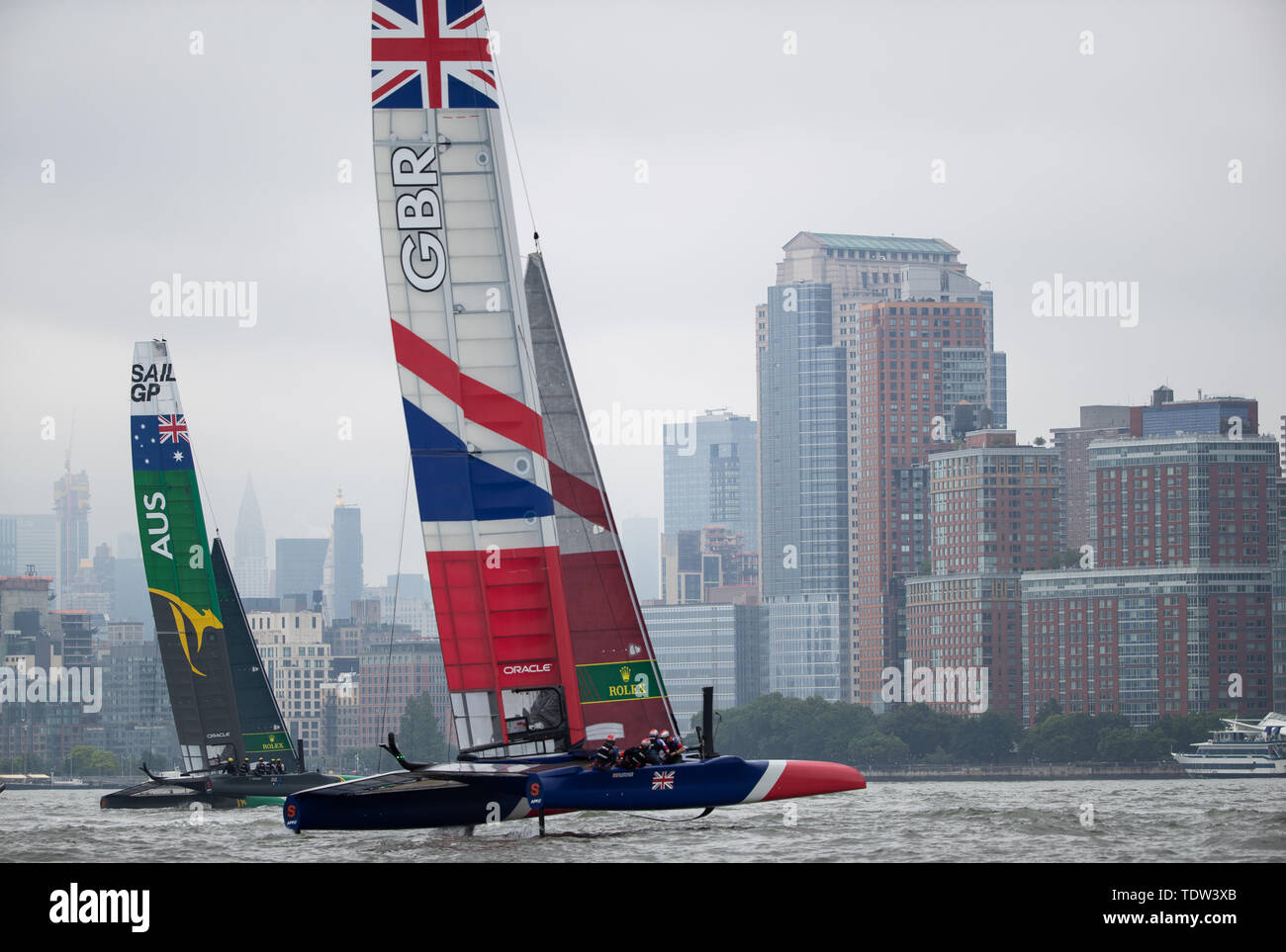 Gran Bretagna Team SailGP skipper da Dylan Fletcher e Australia Team SailGP skipper da Tom Slingsby pratica sul fiume Hudson davanti a caso 3 Stagione 1 SailGP evento nella città di New York. Foto Stock