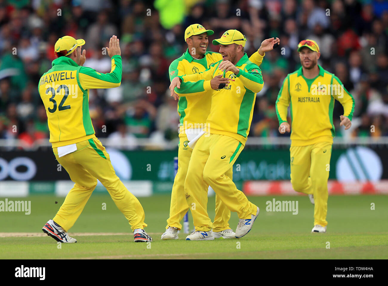 Australia Aaron Finch (centro destra) celebra in esecuzione fuori del Bangldesh Soumya Sarkar con compagni di squadra durante la ICC Cricket World Cup group stage corrispondono a Trent Bridge, Nottingham. Foto Stock