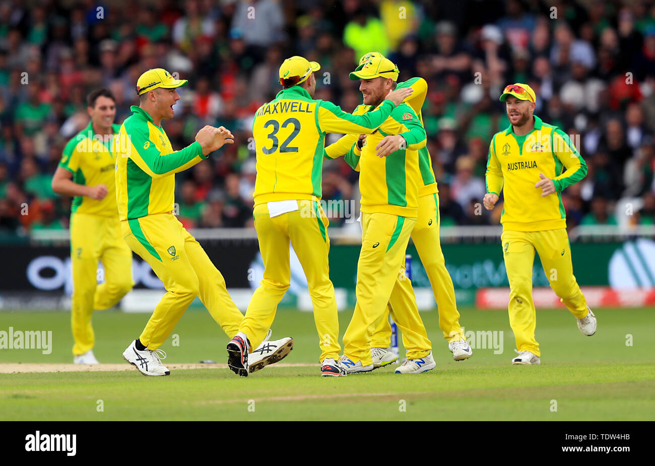 Australia Aaron Finch (centro destra) celebra in esecuzione fuori del Bangldesh Soumya Sarkar con compagni di squadra durante la ICC Cricket World Cup group stage corrispondono a Trent Bridge, Nottingham. Foto Stock