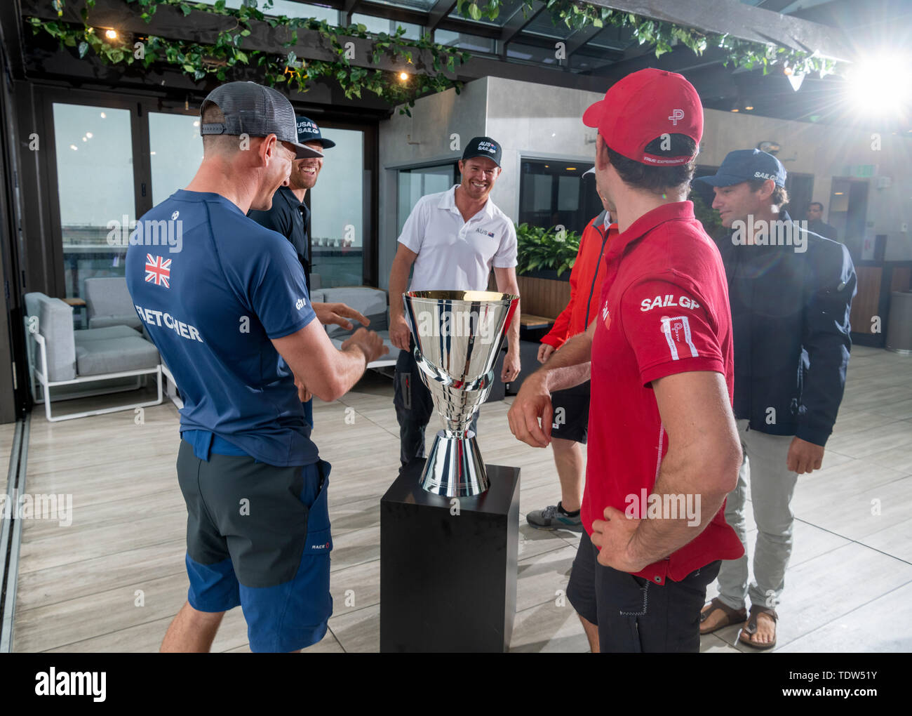 Le sei nazionali SailGP skippers ammirare il campionato SailGP trofeo per la prima volta all'evento 3 Stagione 1 SailGP evento nella città di New York, New York. Foto Stock