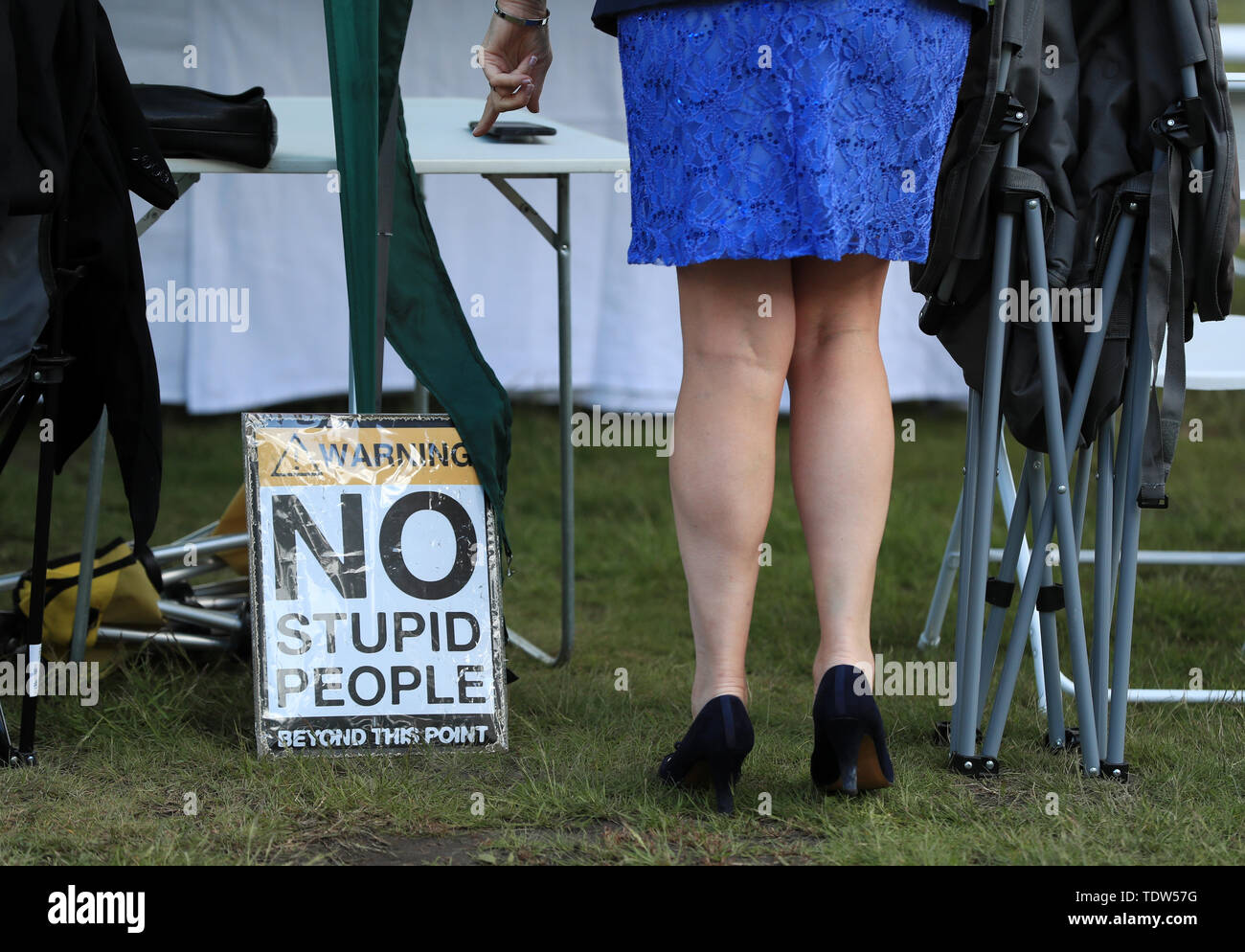 Una vista di una lettura del segno 'No stupido persone al di là di questo punto' durante il giorno e quattro Royal Ascot a Ascot Racecourse. Foto Stock