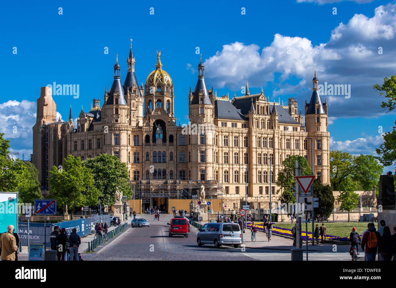 Schwerin, Germania. Il 12 maggio 2019. Il portale principale del Castello di Schwerin. Dal 1990, più di 120 milioni di euro sono stati investiti in la completa ristrutturazione del Castello di Schwerin. Uno dei più importanti edifici storicista in Europa centrale, che secondo la volontà del paese e della città è quella di essere parte del Patrimonio Culturale Mondiale dell Unesco nel futuro, era ancorata sull'isola del castello con cemento armato piloni. Credito: Jens Büttner/dpa-Zentralbild/ZB/dpa/Alamy Live News Foto Stock