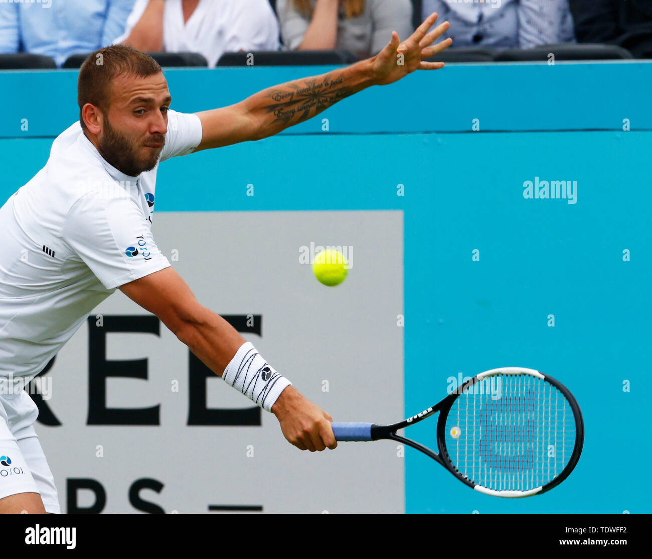 Londra, Regno Unito. 19 giugno 2019. Londra, Inghilterra - 19 giugno: Daniel Evans (GBR) contro Stan Wawrinka (SWI) durante il giorno 3 dell'Fever-Tree campionati a Queens Club a giugno 19, 2018 a Londra, Regno Unito. Credit: Azione Foto Sport/Alamy Live News Foto Stock