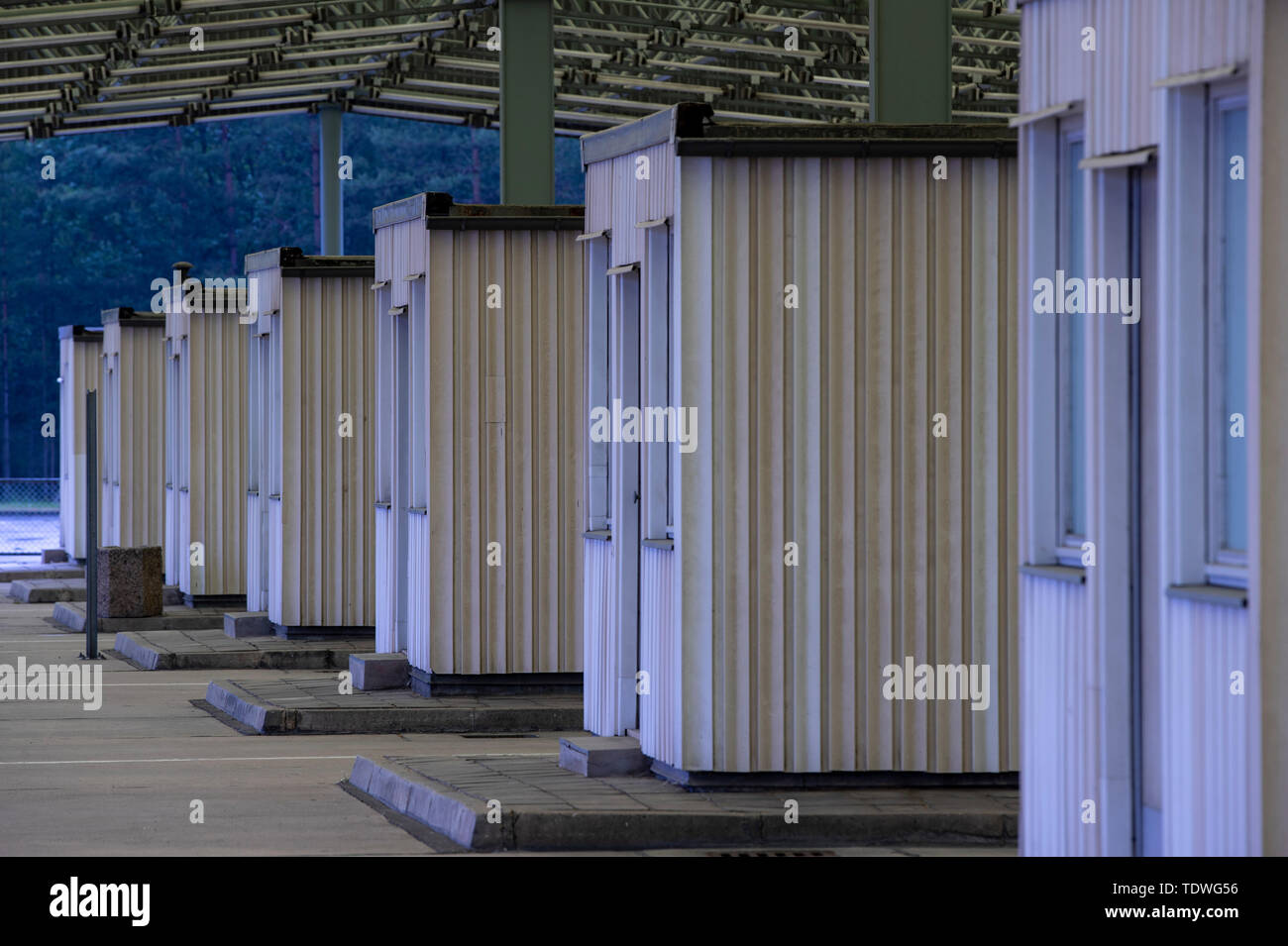 Marienborn, Germania. 31 Maggio, 2019. Le case di controllo per il controllo passaporti all'ingresso nella RDT nel luogo memoriale della divisione tedesca Marienborn. L'ex valico di frontiera è stato il più grande e il più importante punto di controllo al confine tedesco-tedesco ed è stato utilizzato principalmente per il traffico di transito a Berlino Ovest. Aperto nel 1974 e di 10,000 metri quadrati, la coperta di checkpoint del primo carrello, auto, doganali e veterinarie i punti di controllo sono ora parte del sito memoriale. Credito: Jens Büttner/dpa-Zentralbild/ZB/dpa/Alamy Live News Foto Stock