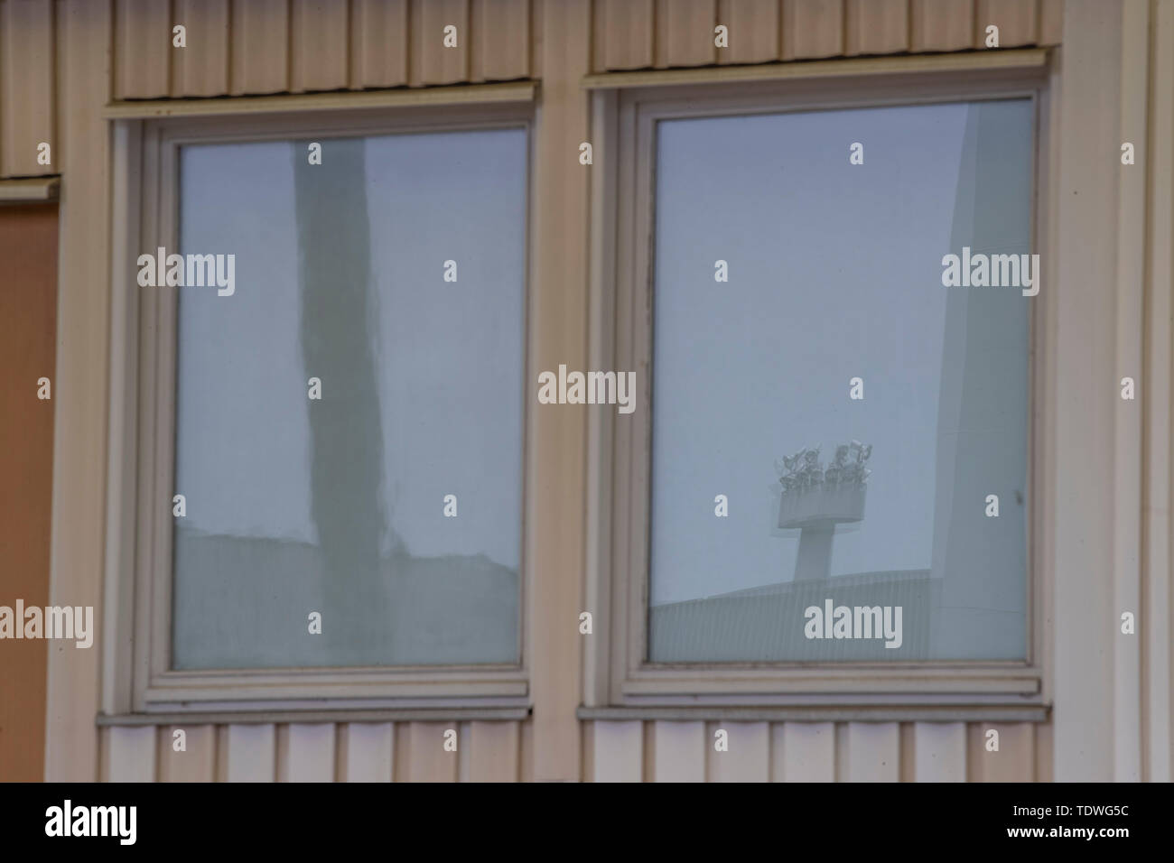 Marienborn, Germania. 31 Maggio, 2019. Una casa di controllo per il controllo passaporti all'ingresso nella RDT nel luogo memoriale della divisione tedesca Marienborn. L'ex valico di frontiera è stato il più grande e il più importante punto di controllo al confine tedesco-tedesco ed è stato utilizzato principalmente per il traffico di transito a Berlino Ovest. Aperto nel 1974 e di 10,000 metri quadrati, la coperta di checkpoint del primo carrello, auto, doganali e veterinarie i punti di controllo sono ora parte del sito memoriale. Credito: Jens Büttner/dpa-Zentralbild/ZB/dpa/Alamy Live News Foto Stock