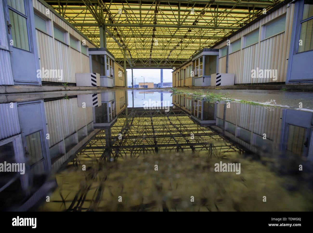 Marienborn, Germania. 31 Maggio, 2019. Le case di controllo per il controllo passaporti all'ingresso nella RDT nel luogo memoriale della divisione tedesca Marienborn. L'ex valico di frontiera è stato il più grande e il più importante punto di controllo al confine tedesco-tedesco ed è stato utilizzato principalmente per il traffico di transito a Berlino Ovest. Aperto nel 1974 e di 10,000 metri quadrati, la coperta di checkpoint del primo carrello, auto, doganali e veterinarie i punti di controllo sono ora parte del sito memoriale. Credito: Jens Büttner/dpa-Zentralbild/ZB/dpa/Alamy Live News Foto Stock