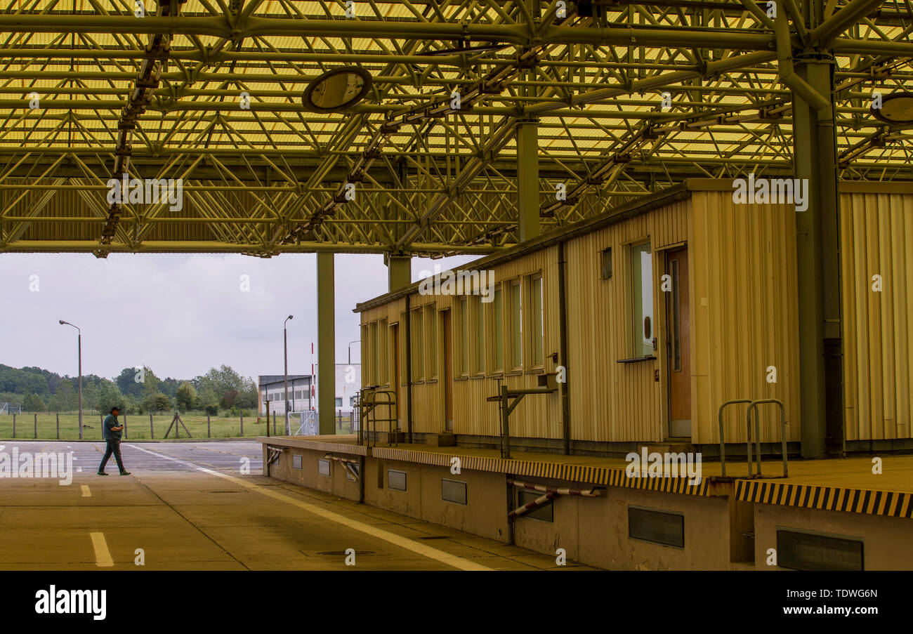 Marienborn, Germania. 31 Maggio, 2019. Una casa di controllo per il controllo passaporti all'ingresso nella RDT nel luogo memoriale della divisione tedesca Marienborn. L'ex valico di frontiera è stato il più grande e il più importante punto di controllo al confine tedesco-tedesco ed è stato utilizzato principalmente per il traffico di transito a Berlino Ovest. Aperto nel 1974 e di 10,000 metri quadrati, la coperta di checkpoint del primo carrello, auto, doganali e veterinarie i punti di controllo sono ora parte del sito memoriale. Credito: Jens Büttner/dpa-Zentralbild/ZB/dpa/Alamy Live News Foto Stock