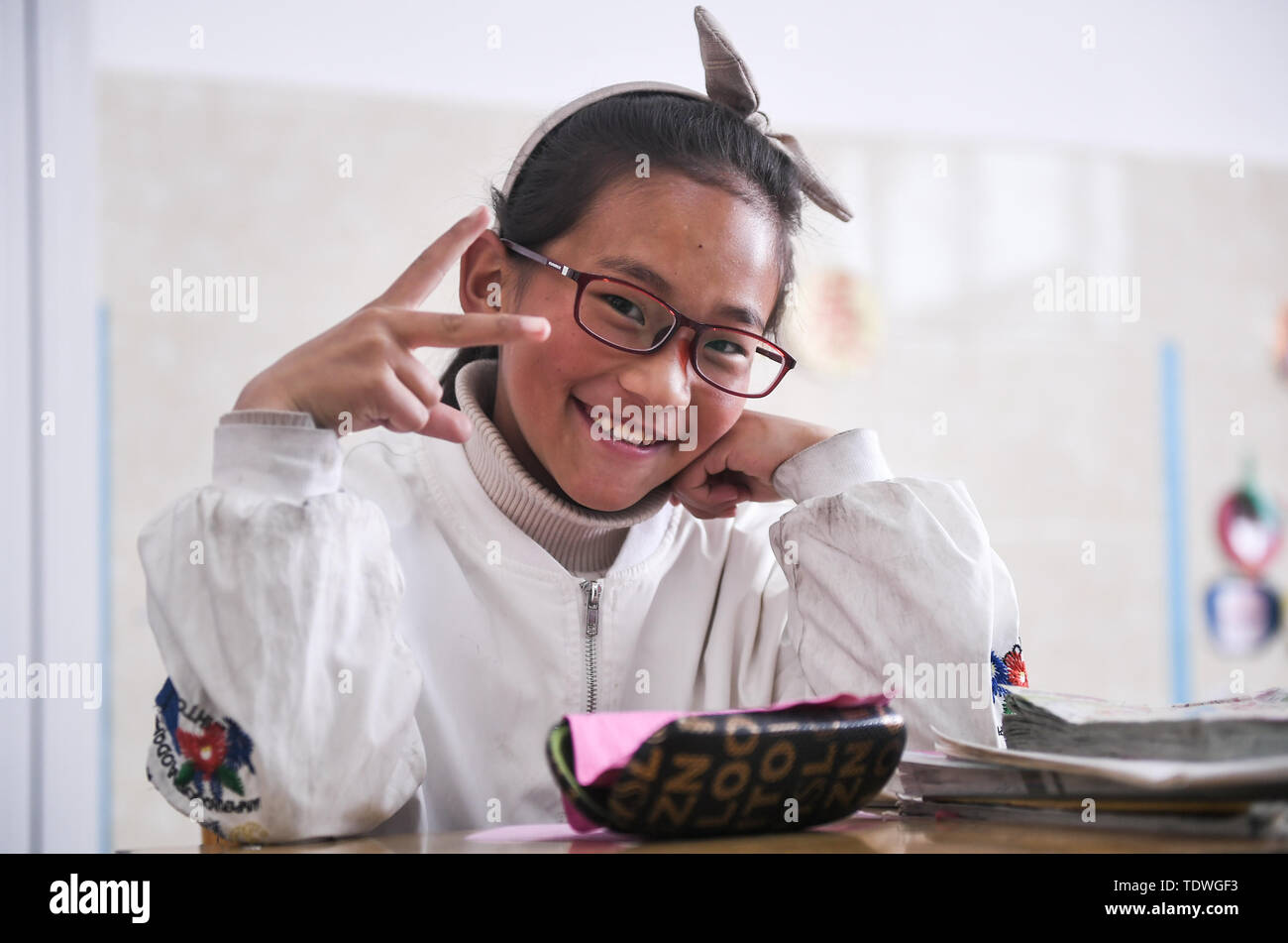 (190619) -- RUOERGAI, Giugno 19, 2019 (Xinhua) -- Zhaxi Wangmo, con i suoi occhiali, siede in aula di una scuola primaria in Ruoergai County, a sud-ovest della Cina di provincia di Sichuan, 18 giugno 2019. La Contea di Ruoergai organizzato un esame visivo per agli studenti delle scuole primarie e secondarie in aprile e trovato oltre 1.800 studenti con problemi di vista. Il 10-anno-vecchio Zhaxi Wangmo è uno di questi studenti. Nanhu distretto di Jiaxing City, nella provincia di Zhejiang, ha abbinato con Ruoergai County. Ha organizzato le imprese locali per effettuare optometria e fornito gratuitamente gli occhiali per insegnanti e studenti Foto Stock