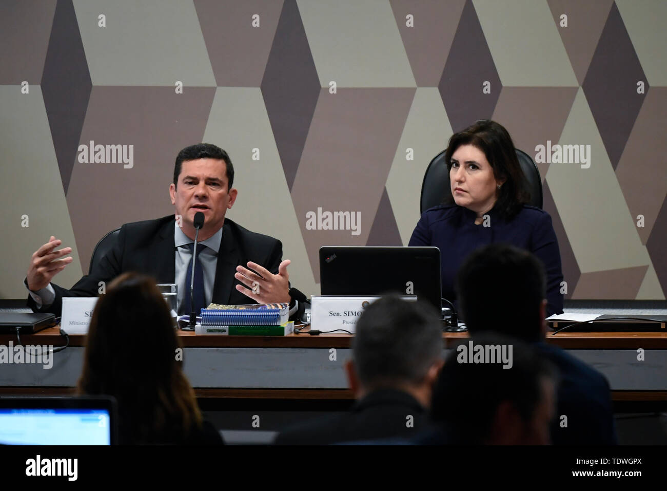 Brasilia, Brasile. 19 giugno 2019. Sergio Moro, il ministro della giustizia e della pubblica sicurezza, accompagnata da Simone Tebet (MDB-MS), presidente del CCJ Mercoledì, 19 giugno durante CCJ del Senato per spiegare lo scambio di messaggi pubblicati dall'intercettare, attribuita a Sergio Moro, al procuratore della Repubblica, Deltan Dallagnol, e procuratori della task force del funzionamento Jato Lava mentre egli era il giudice federale. Foto: Mateus Bonomi/AGIF Credito: AGIF/Alamy Live News Foto Stock