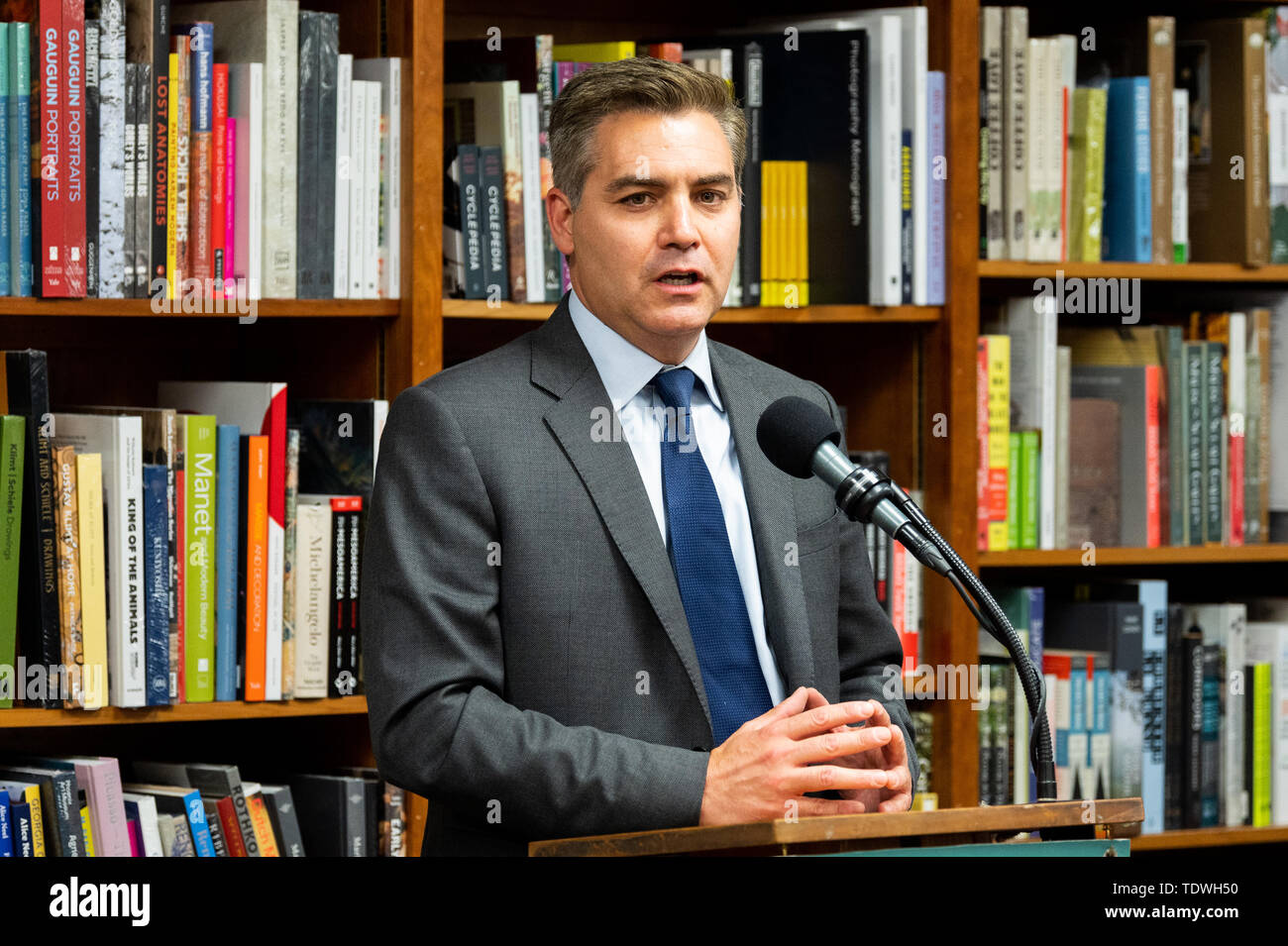 Washington, Stati Uniti. Il 18 giugno, 2019. Jim Acosta parla del suo libro "Il nemico del popolo: un pericoloso momento per dire la verità in America " la politica e la prosa bookstore in Washington, DC. Credito: SOPA Immagini limitata/Alamy Live News Foto Stock