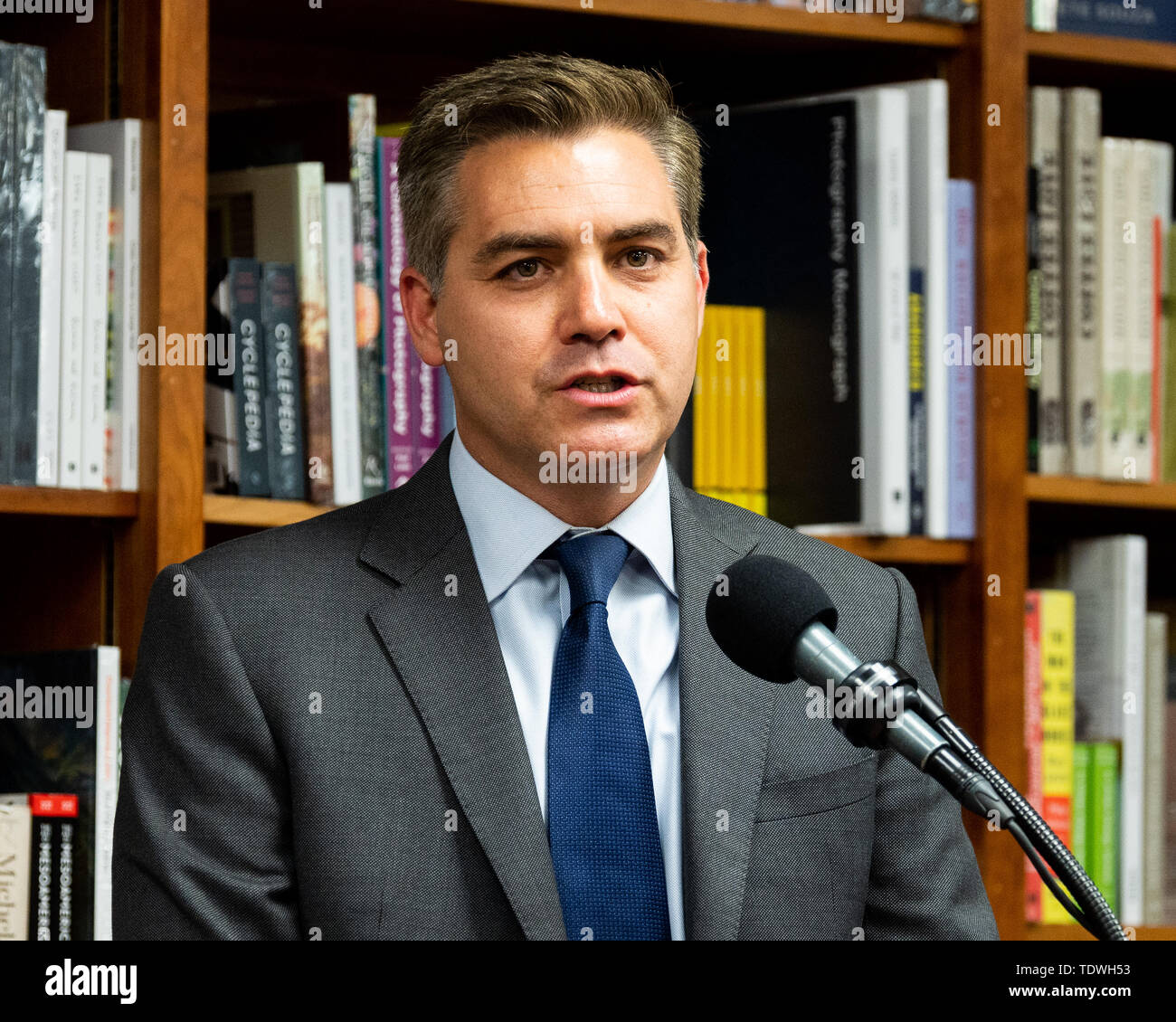 Washington, Stati Uniti. Il 18 giugno, 2019. Jim Acosta parla del suo libro "Il nemico del popolo: un pericoloso momento per dire la verità in America " la politica e la prosa bookstore in Washington, DC. Credito: SOPA Immagini limitata/Alamy Live News Foto Stock