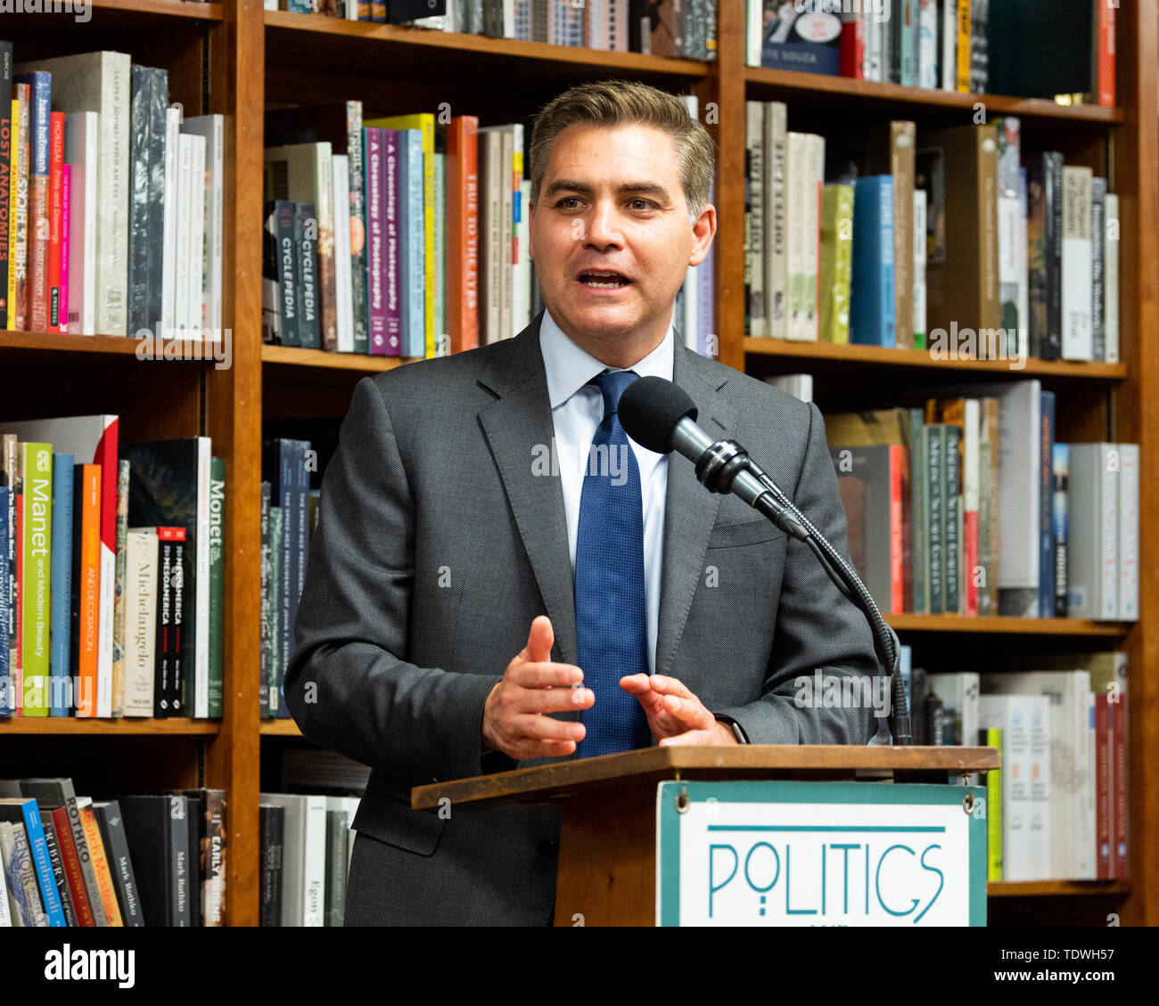 Washington, Stati Uniti. Il 18 giugno, 2019. Jim Acosta parla del suo libro "Il nemico del popolo: un pericoloso momento per dire la verità in America " la politica e la prosa bookstore in Washington, DC. Credito: SOPA Immagini limitata/Alamy Live News Foto Stock