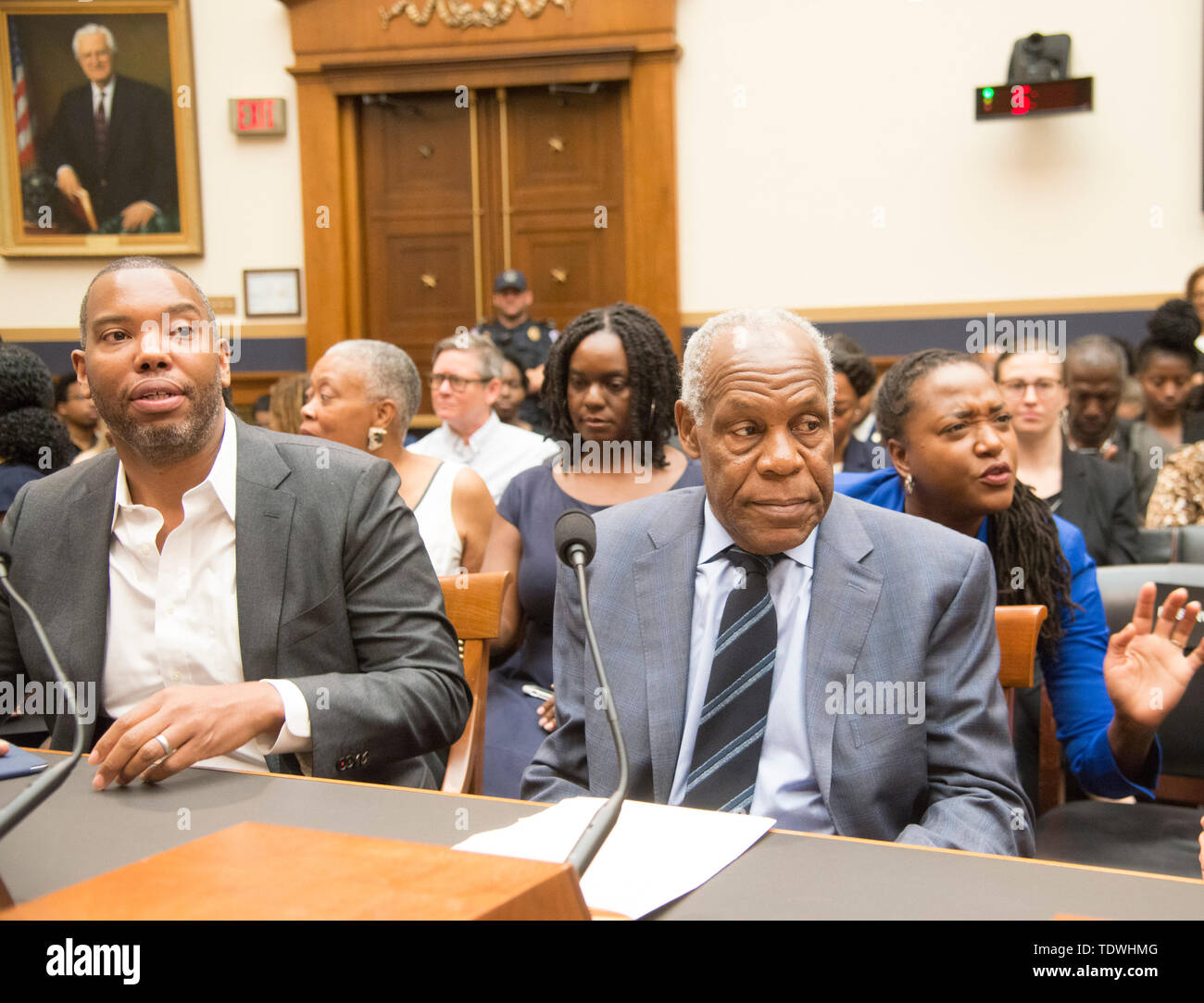 Washington DC, Giugno 19, 2019, USA: Ta-Nehisi Coates e Danny Glover arrivano alla casa della magistratura sottocommissione per la costituzione, i diritti civili e le libertà civili terrà una audizione su H.R. 40, alla Commissione di studiare e sviluppare il risarcimento proposte di afro-americani di agire. Lo scopo dell' audizione è di esaminare attraverso aperto e discorso costruttivo, l'eredità del trans-atlantico commercio di schiavi, continuando il suo impatto sulla comunità e il percorso per la giustizia riparatoria. Testimonianza includono il senatore Cory Brooker, D-NJ; NFL Super Bowl Champ e autore, Burgess Owens e altri. Foto Stock