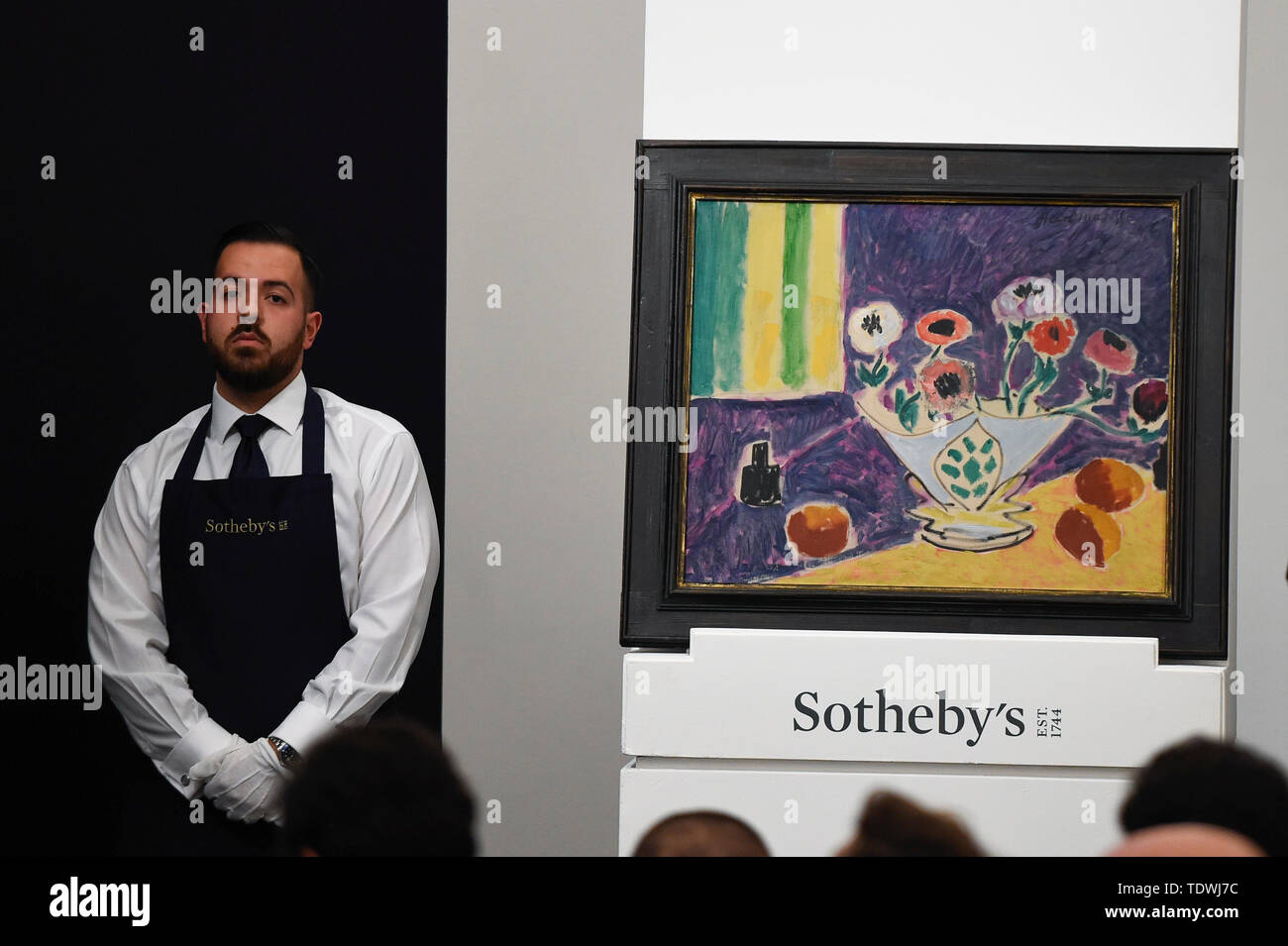Londra, Regno Unito. Il 19 giugno 2019. Un tecnico presenta ''VASO D'Anémones'' da Henri Matisse, (Est. £4.000.000 - 6.000.000) che ha venduto per un martello prezzo di £3.600.000 da Sotheby's & impressionista arte moderna sera in vendita in New Bond Street. Questo è il primo grande serata la vendita avrà luogo dopo Sotheby's ha convenuto di acquisizione da parte di media e telecomunicazioni miliardario Patrick Drahi in una trattativa pari a $3,7 miliardi (£2.9bn). La grande cinque global case d'asta (Sotheby's, Christie's, Bonhams, Phillips e custode della Cina le aste) sarà ora tenuto privatamente. Credito: Stephen Chung/Alamy Live News Foto Stock