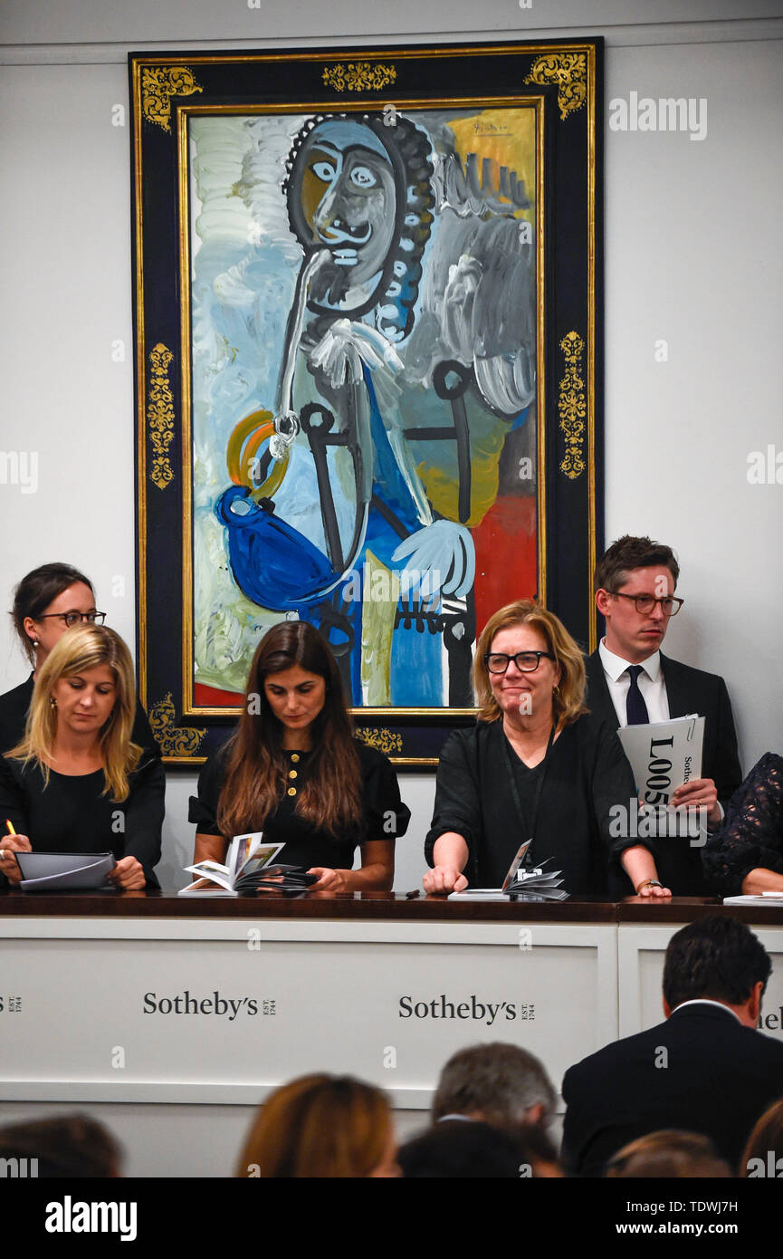 Londra, Regno Unito. Il 19 giugno 2019. Il personale di vendita di fronte ''Homme à La Pipe'' di Pablo Picasso, (Est. 5,5 milioni di sterline - 7.500.000) che hanno venduto per un martello prezzo di £6.500.000 da Sotheby's & impressionista arte moderna sera in vendita in New Bond Street. Questo è il primo grande serata la vendita avrà luogo dopo Sotheby's ha convenuto di acquisizione da parte di media e telecomunicazioni miliardario Patrick Drahi in una trattativa pari a $3,7 miliardi (£2.9bn). La grande cinque global case d'asta (Sotheby's, Christie's, Bonhams, Phillips e custode della Cina le aste) sarà ora tenuto privatamente. Credito: Stephen Chung/Alamy Live News Foto Stock
