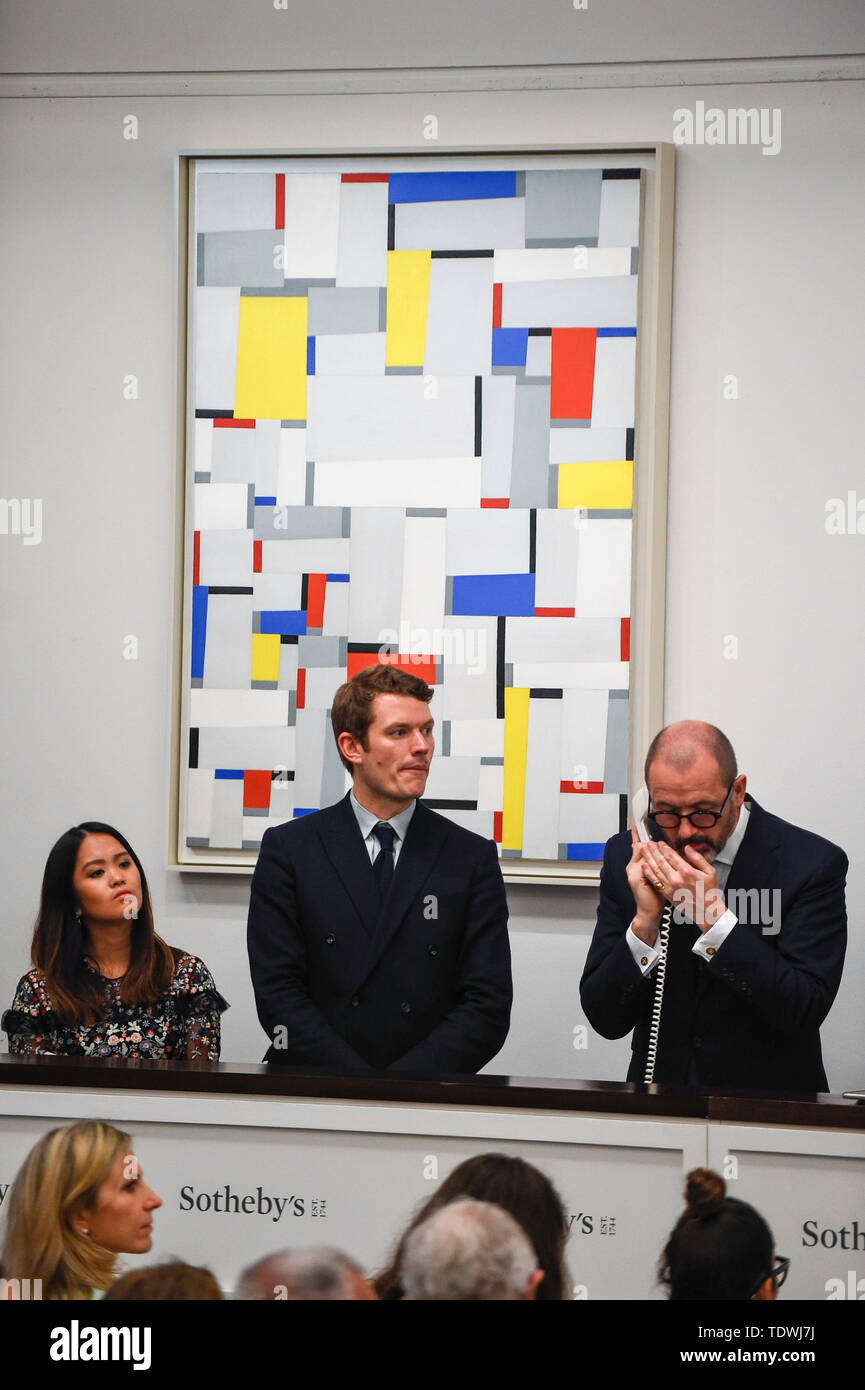 Londra, Regno Unito. Il 19 giugno 2019. Il personale di vendita di fronte ''pittura relazionale, n. 60'' da Fritz Glarner, (Est. £450.000 - 650.000) che ha venduto per un martello prezzo di £620.000 da Sotheby's & impressionista arte moderna sera in vendita in New Bond Street. Questo è il primo grande serata la vendita avrà luogo dopo Sotheby's ha convenuto di acquisizione da parte di media e telecomunicazioni miliardario Patrick Drahi in una trattativa pari a $3,7 miliardi (£2.9bn). La grande cinque global case d'asta (Sotheby's, Christie's, Bonhams, Phillips e custode della Cina le aste) sarà ora tenuto privatamente. Credito: Stephen Chung/Alamy Live News Foto Stock
