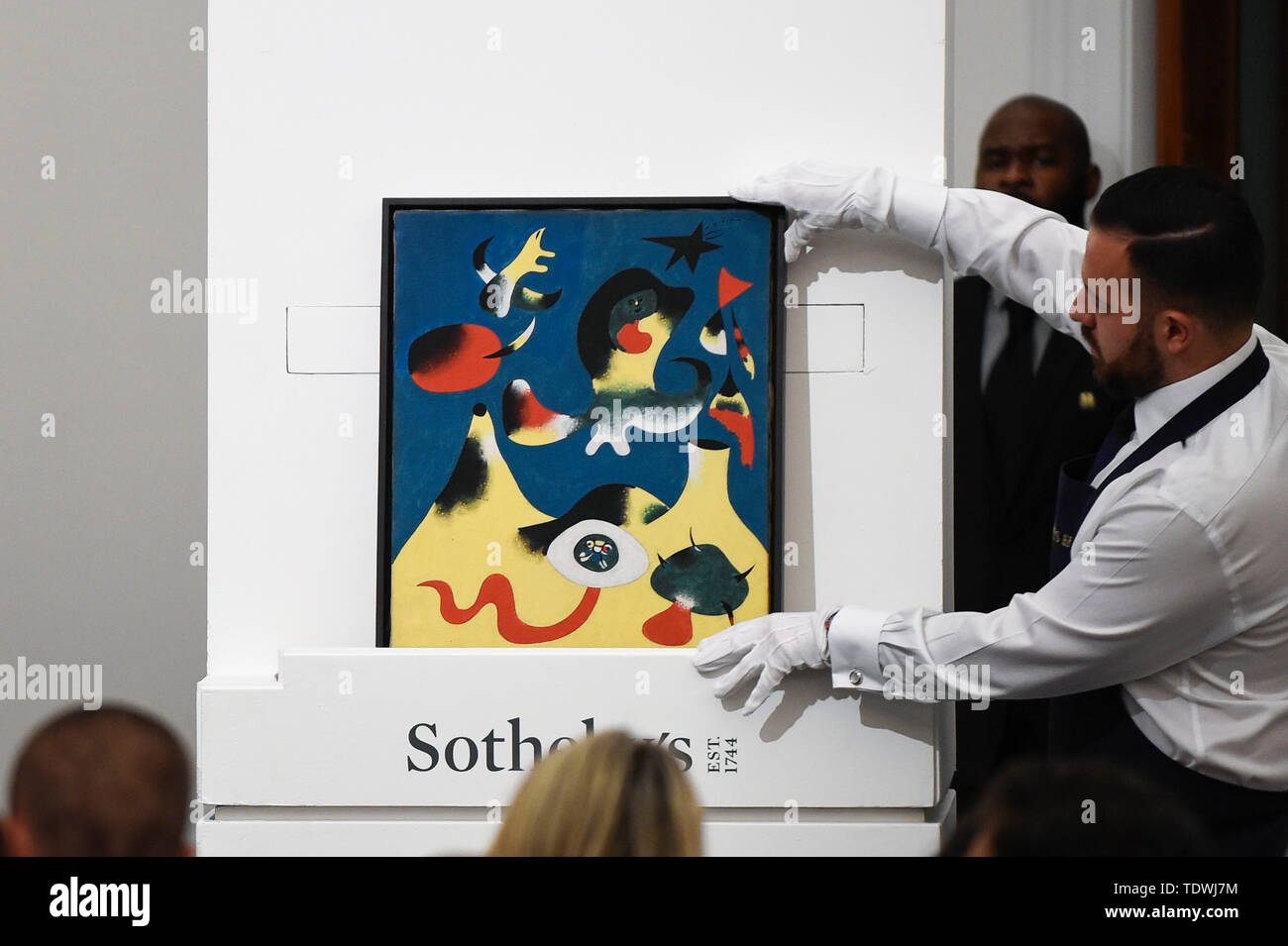 Londra, Regno Unito. Il 19 giugno 2019. Un tecnico presenta ''Peinture (L'aria)'' di Joan Miró, (Est. €10.000.000 - 15.000.000) che ha venduto per un martello prezzo di £10,400,000 da Sotheby's & impressionista arte moderna sera in vendita in New Bond Street. Questo è il primo grande serata la vendita avrà luogo dopo Sotheby's ha convenuto di acquisizione da parte di media e telecomunicazioni miliardario Patrick Drahi in una trattativa pari a $3,7 miliardi (£2.9bn). La grande cinque global case d'asta (Sotheby's, Christie's, Bonhams, Phillips e custode della Cina le aste) sarà ora tenuto privatamente. Credito: Stephen Chung/Alamy Live News Foto Stock
