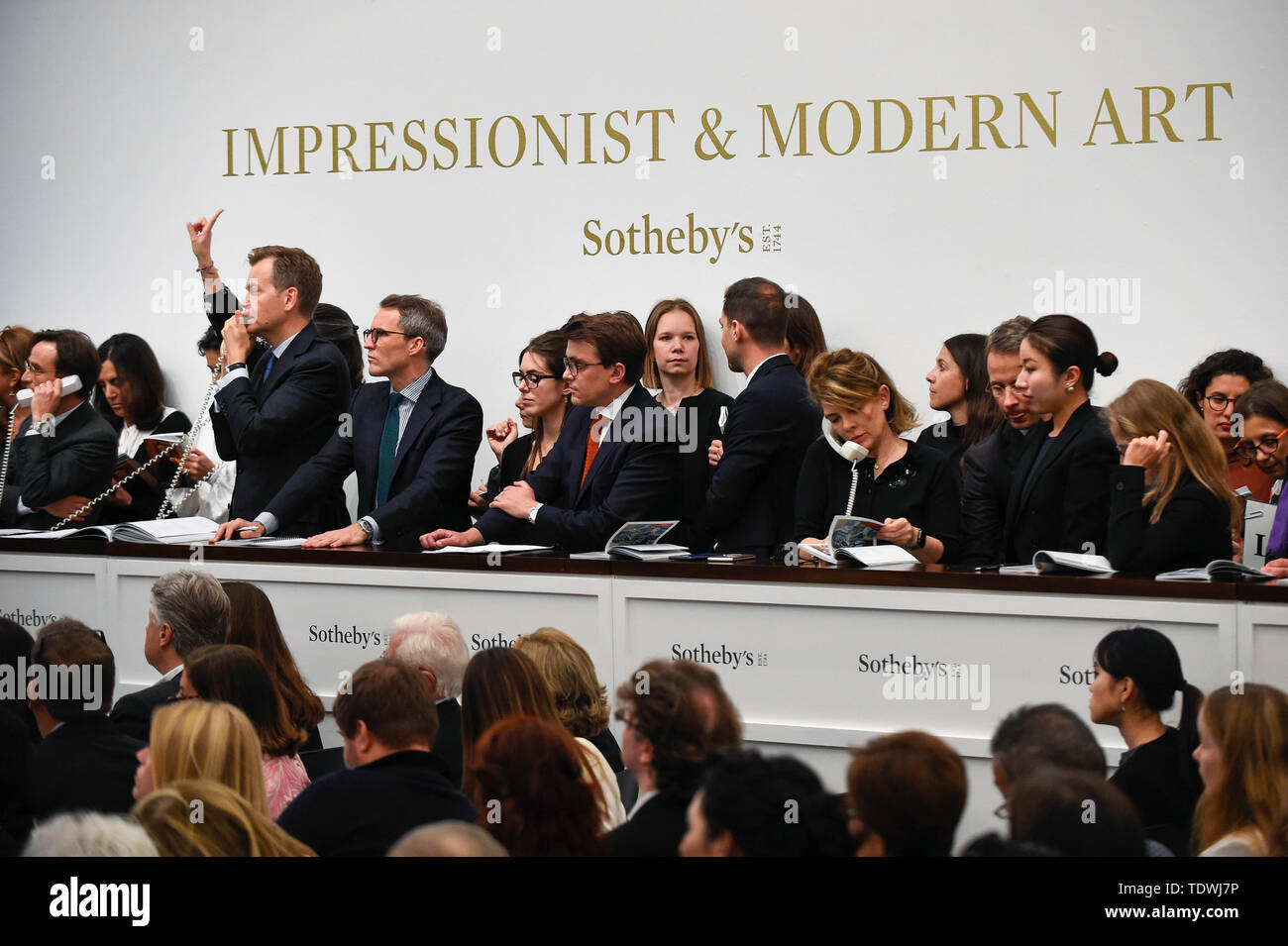 Londra, Regno Unito. Il 19 giugno 2019. Il personale di vendita fare offerte per conto di client del telefono da Sotheby's & impressionista arte moderna sera in vendita in New Bond Street. Questo è il primo grande serata la vendita avrà luogo dopo Sotheby's ha convenuto di acquisizione da parte di media e telecomunicazioni miliardario Patrick Drahi in una trattativa pari a $3,7 miliardi (£2.9bn). La grande cinque global case d'asta (Sotheby's, Christie's, Bonhams, Phillips e custode della Cina le aste) sarà ora tenuto privatamente. Credito: Stephen Chung/Alamy Live News Foto Stock