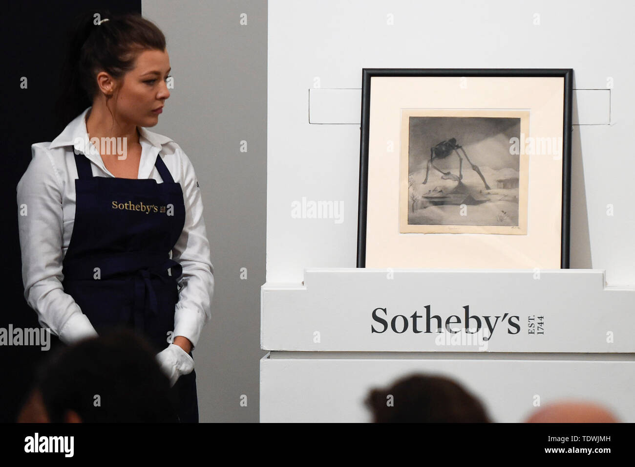 Londra, Regno Unito. Il 19 giugno 2019. Un tecnico presenta ''epidemie (epidemia)" di Alfred Kubin, (Est. £150.000 - 200.000) che ha venduto per un martello prezzo di £790.000 da Sotheby's & impressionista arte moderna sera in vendita in New Bond Street. Questo è il primo grande serata la vendita avrà luogo dopo Sotheby's ha convenuto di acquisizione da parte di media e telecomunicazioni miliardario Patrick Drahi in una trattativa pari a $3,7 miliardi (£2.9bn). La grande cinque global case d'asta (Sotheby's, Christie's, Bonhams, Phillips e custode della Cina le aste) sarà ora tenuto privatamente. Francois Pinault, un altro miliardario francese possiede Sotheby's Foto Stock