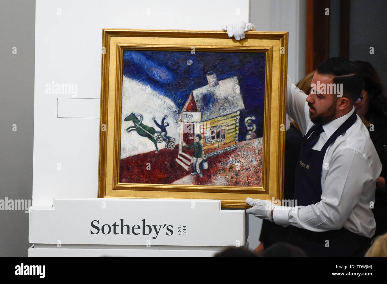 Londra, Regno Unito. Il 19 giugno 2019. Un tecnico presenta ''La Calèche volante'' di Marc Chagall, (Est. £2.000.000 - 3.000.000) che ha venduto per un martello prezzo di £1.900.000 da Sotheby's & impressionista arte moderna sera in vendita in New Bond Street. Questo è il primo grande serata la vendita avrà luogo dopo Sotheby's ha convenuto di acquisizione da parte di media e telecomunicazioni miliardario Patrick Drahi in una trattativa pari a $3,7 miliardi (£2.9bn). La grande cinque global case d'asta (Sotheby's, Christie's, Bonhams, Phillips e custode della Cina le aste) sarà ora tenuto privatamente. Francois Pinault, un altro miliardario francese possiede Soth Foto Stock
