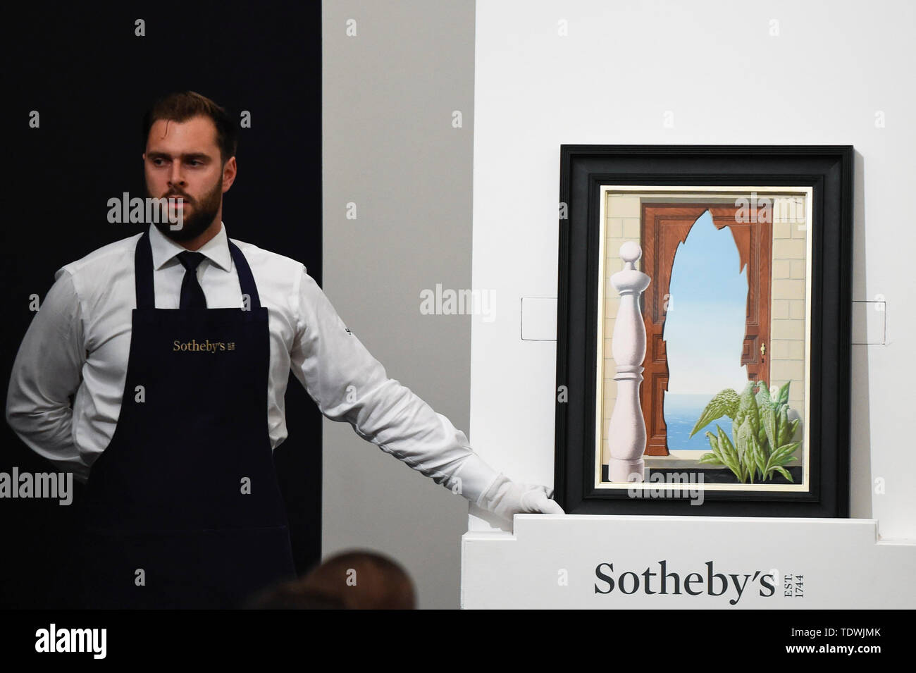 Londra, Regno Unito. Il 19 giugno 2019. Un tecnico presenta ''Le Grand Matin'' di René Magritte, (Est. £1.500.000 - 2.000.000) che ha venduto per un martello prezzo di £2.500.000 da Sotheby's & impressionista arte moderna sera in vendita in New Bond Street. Questo è il primo grande serata la vendita avrà luogo dopo Sotheby's ha convenuto di acquisizione da parte di media e telecomunicazioni miliardario Patrick Drahi in una trattativa pari a $3,7 miliardi (£2.9bn). La grande cinque global case d'asta (Sotheby's, Christie's, Bonhams, Phillips e custode della Cina le aste) sarà ora tenuto privatamente. Francois Pinault, un altro miliardario francese possiede Sotheby Foto Stock