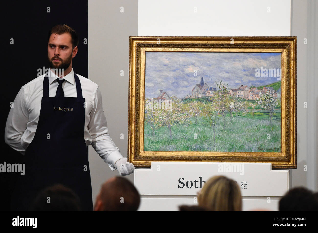 Londra, Regno Unito. Il 19 giugno 2019. Un tecnico presenta ''Printemps À Giverny, effet du Matin" di Claude Monet, (Est. £4.000.000 - 6.000.000) che ha venduto per un martello prezzo di £2,600,000 da Sotheby's & impressionista arte moderna sera in vendita in New Bond Street. Questo è il primo grande serata la vendita avrà luogo dopo Sotheby's ha convenuto di acquisizione da parte di media e telecomunicazioni miliardario Patrick Drahi in una trattativa pari a $3,7 miliardi (£2.9bn). La grande cinque global case d'asta (Sotheby's, Christie's, Bonhams, Phillips e custode della Cina le aste) sarà ora tenuto privatamente. Francois Pinault, un altro disegno di legge francese Foto Stock