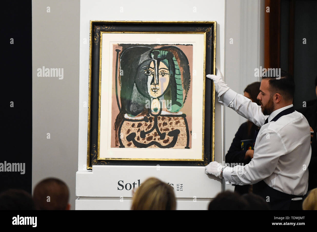 Londra, Regno Unito. Il 19 giugno 2019. Un tecnico presenta ''femme au Tablier'' di Pablo Picasso, (Est. £600.000 - 800.000) che ha venduto per un martello prezzo di £850.000 da Sotheby's & impressionista arte moderna sera in vendita in New Bond Street. Questo è il primo grande serata la vendita avrà luogo dopo Sotheby's ha convenuto di acquisizione da parte di media e telecomunicazioni miliardario Patrick Drahi in una trattativa pari a $3,7 miliardi (£2.9bn). La grande cinque global case d'asta (Sotheby's, Christie's, Bonhams, Phillips e custode della Cina le aste) sarà ora tenuto privatamente. Francois Pinault, un altro miliardario francese possiede Sotheby's t Foto Stock