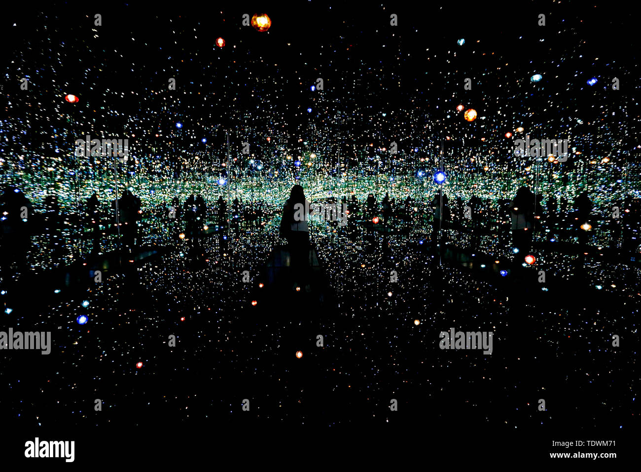 Pechino, USA. Il 18 giugno, 2019. Un visitatore prende le foto in artista Yayoi Kusama di installazione del 'infinito specchiata Camera - gli animi di milioni di anni luce di distanza' a Los Angeles, Stati Uniti, 18 giugno 2019. Credito: Li Ying/Xinhua/Alamy Live News Foto Stock