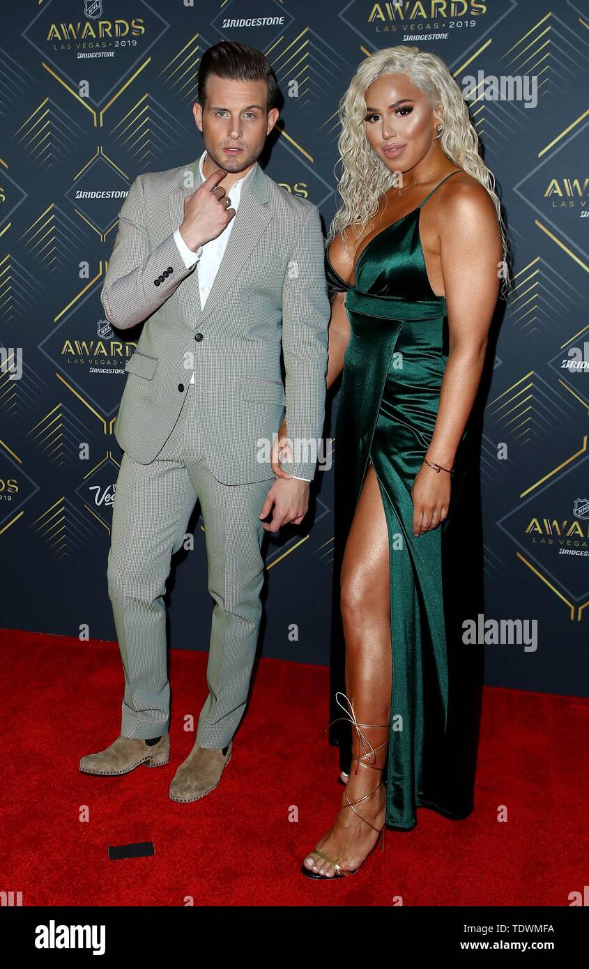 Nico Tortorella presso gli arrivi per 2019 National Hockey League NHL Awards presentato da Bridgestone, Mandalay Bay Events Centre di Las Vegas NV, Giugno 19, 2019. Foto di: MORA/Everett Collection Foto Stock