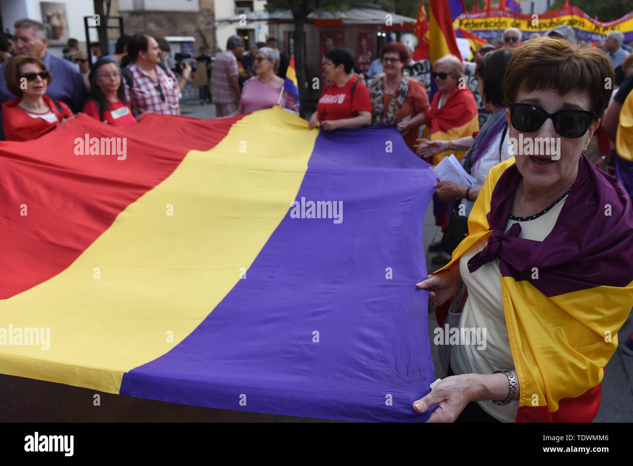 Madrid, Spagna. 19 giugno 2019. I dimostranti sono visto che trasportano il repubblicano spagnolo bandiera in favore della repubblica e contro la monarchia durante la protesta. Circa 1.000 persone hanno marciato nel centro di Madrid per protestare contro Francisco la dittatura di Franco e la Monarchia spagnola, e la richiesta di un governo repubblicano sistema in Spagna. Credito: SOPA Immagini limitata/Alamy Live News Foto Stock