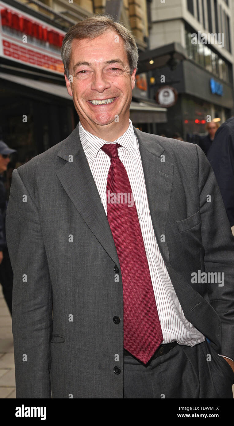 Londra, Regno Unito. 19 giugno 2019. Nigel Farage - leader del Regno Unito Brexit del partito - si discosta LBC studios dopo che compaiono su radio show, Charing Cross Road a Londra Credito: SOPA Immagini limitata/Alamy Live News Foto Stock