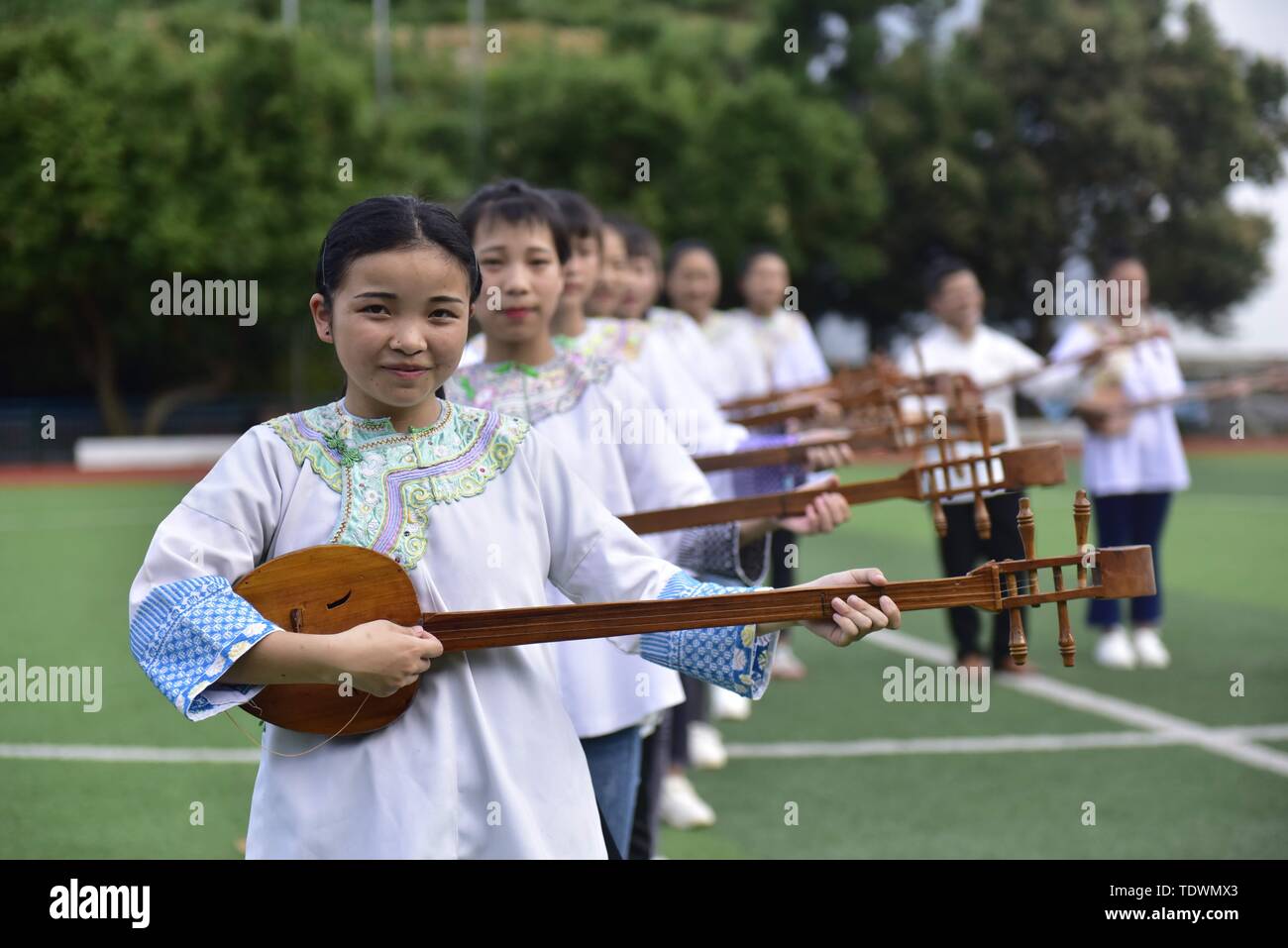 Qiandongnan, della Cina di Guizhou. 19 giugno 2019. Gli studenti svolgono pipa (4 corde liuto cinese) cantando la Dong gruppo etnico a Leli Middle School di Rongjiang contea di Qiandongnan Miao e Dong prefettura autonoma, a sud-ovest della Cina di Guizhou, 19 giugno 2019. Nel corso degli anni, varie attività dei gruppi etnici sono stati lanciati in Rongjiang County, in modo che gli studenti possano imparare in un ambiente con colture diversificate e di ereditare le culture etniche. Credito: Jiang Zuoxian/Xinhua/Alamy Live News Foto Stock