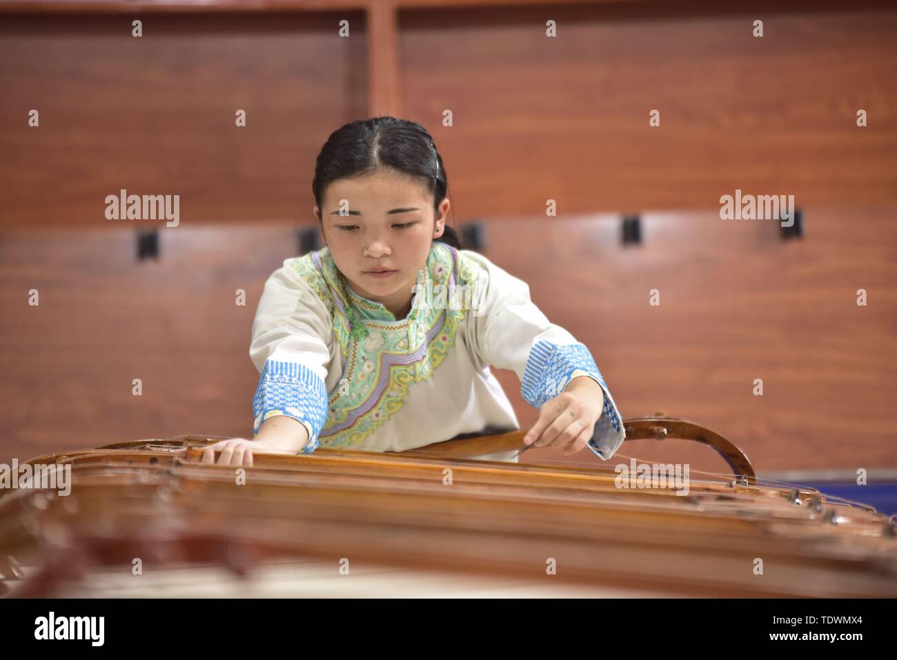 Qiandongnan, della Cina di Guizhou. 19 giugno 2019. Uno studente organizza a Pipa Leli Middle School di Rongjiang contea di Qiandongnan Miao e Dong prefettura autonoma, a sud-ovest della Cina di Guizhou, 19 giugno 2019. Nel corso degli anni, varie attività dei gruppi etnici sono stati lanciati in Rongjiang County, in modo che gli studenti possano imparare in un ambiente con colture diversificate e di ereditare le culture etniche. Credito: Jiang Zuoxian/Xinhua/Alamy Live News Foto Stock