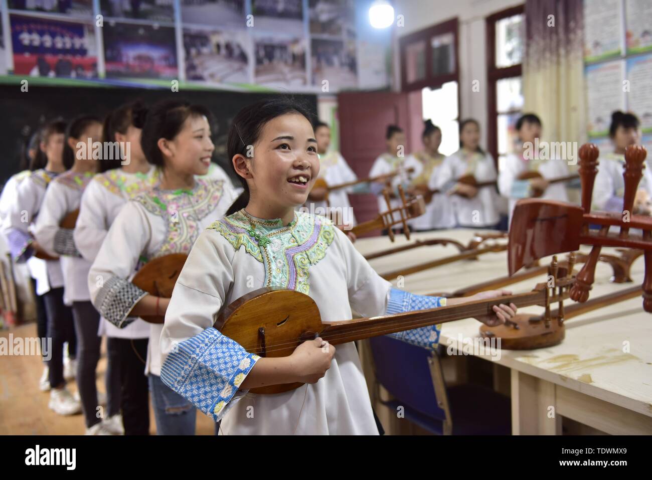 Qiandongnan, della Cina di Guizhou. 19 giugno 2019. Gli studenti svolgono pipa (4 corde liuto cinese) cantando la Dong gruppo etnico a Leli Middle School di Rongjiang contea di Qiandongnan Miao e Dong prefettura autonoma, a sud-ovest della Cina di Guizhou, 19 giugno 2019. Nel corso degli anni, varie attività dei gruppi etnici sono stati lanciati in Rongjiang County, in modo che gli studenti possano imparare in un ambiente con colture diversificate e di ereditare le culture etniche. Credito: Jiang Zuoxian/Xinhua/Alamy Live News Foto Stock
