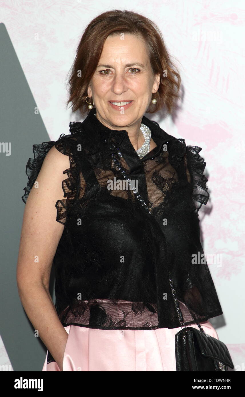 Londra, Regno Unito. 19 giugno 2019. Kirsty Wark presso il Victoria and Albert Museum Summer Party - in collaborazione con Dior - presso la John Madejski Garden e il Victoria and Albert Museum, Kensington Credito: SOPA Immagini limitata/Alamy Live News Foto Stock