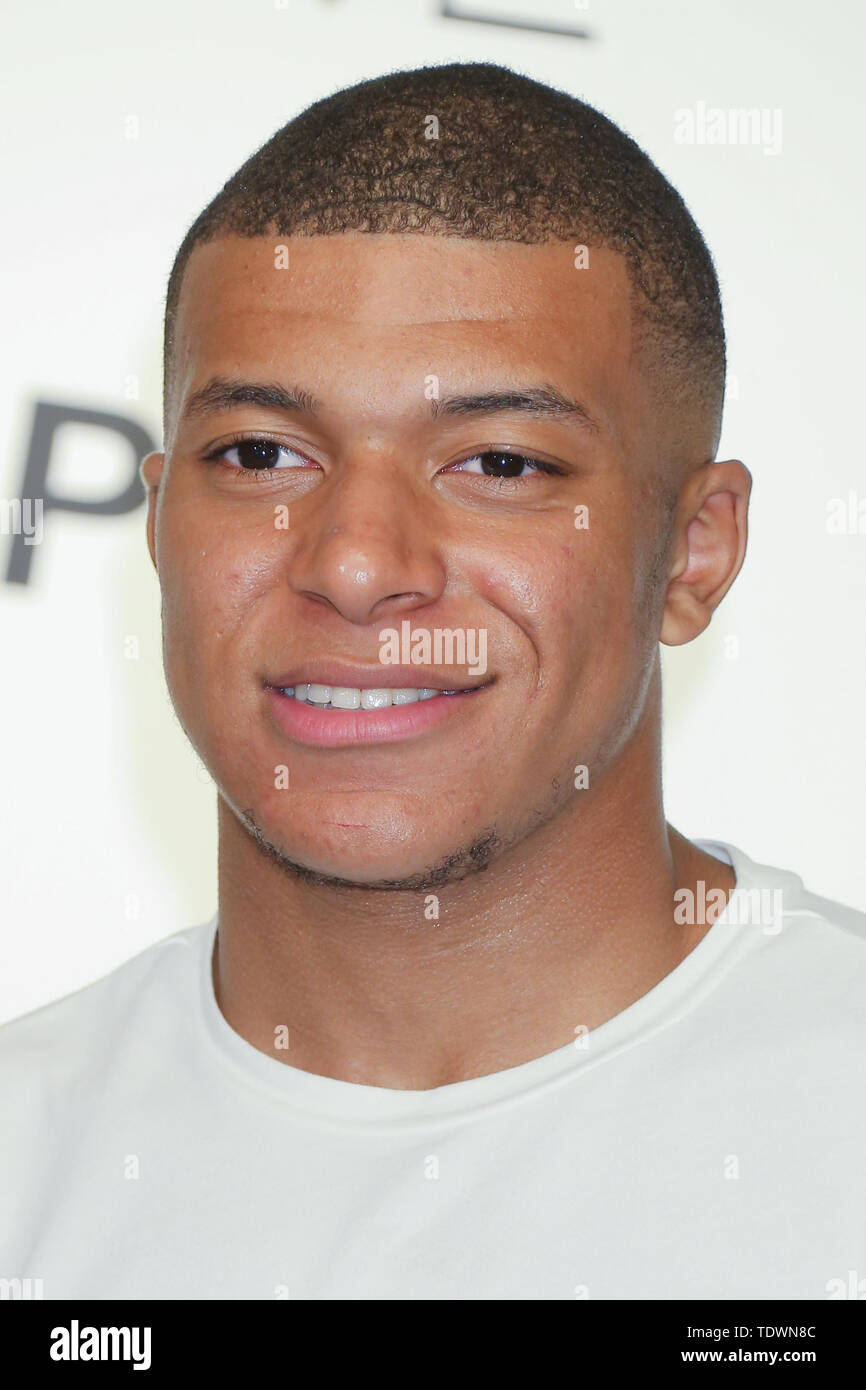 Paris Saint-Germain francese avanti Kylian Mbappe visita il suo team shop ufficiale "PARIS SAINT-GERMAIN TOKYO' in Giappone il 19 giugno 2019. Credito: Pasya/AFLO/Alamy Live News Foto Stock