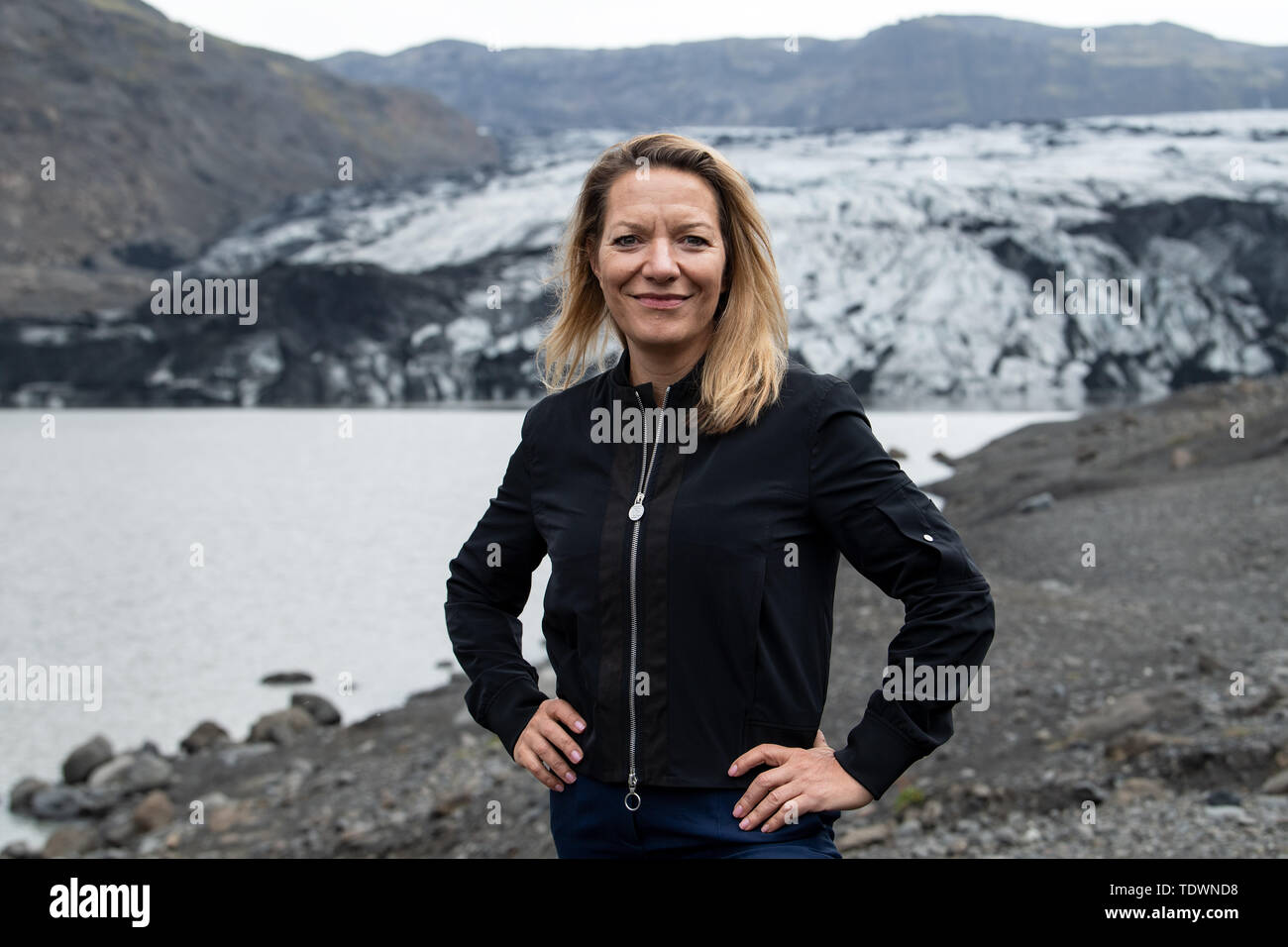 Reykjavik, Islanda. Xiii Giugno, 2019. Antje Boëtius, direttore dell'Istituto Alfred Wegener, sorge di fronte al ghiacciaio Sólheimajökull. Presidente Steinmeier e sua moglie sono su una due giorni di visita di stato in Islanda. Boëtius è una valutazione del Presidente federale durante il viaggio. Credito: Bernd von Jutrczenka/dpa/Alamy Live News Foto Stock