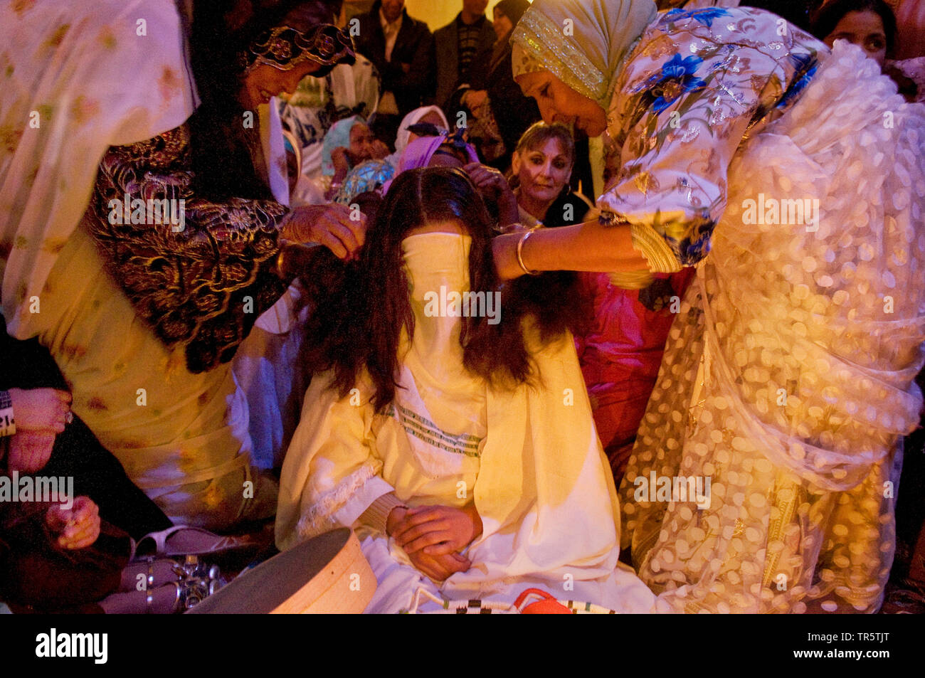 Matrimonio marocchino, acconciare i capelli della sposa, Marocco Foto Stock