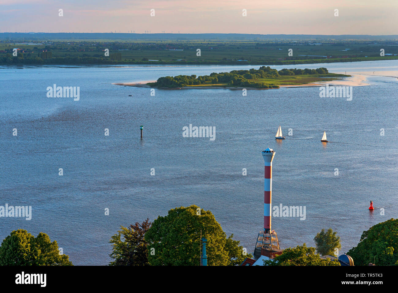 Vista del faro Blankenese, fiume Elba Isola Schweinesand, Ness e Altes Land, Germania Amburgo Foto Stock