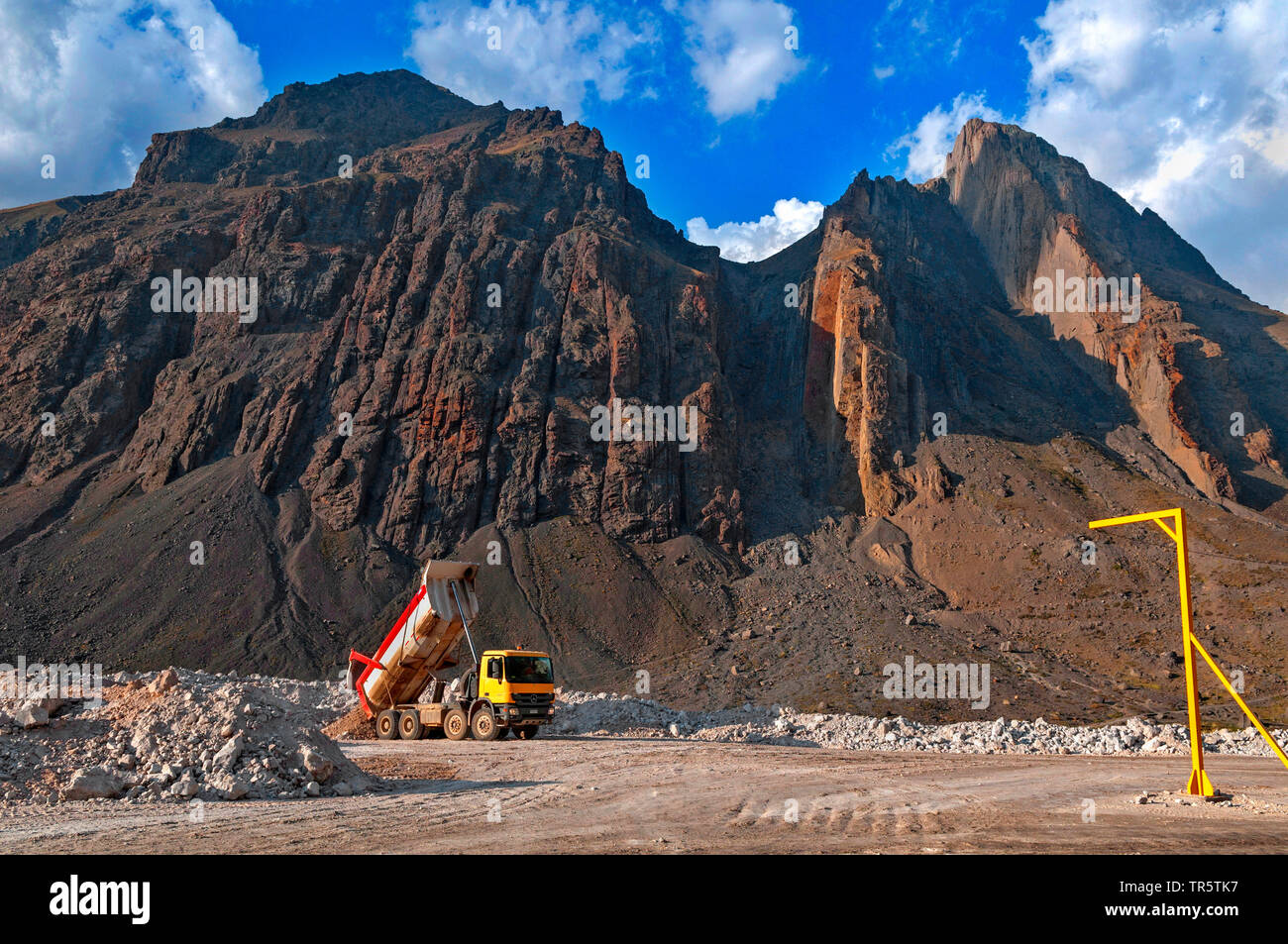 Strada in costruzione sito e cava in alta valle di montagna Cajon del Maipo, Cile, Cachon del Maipo Foto Stock