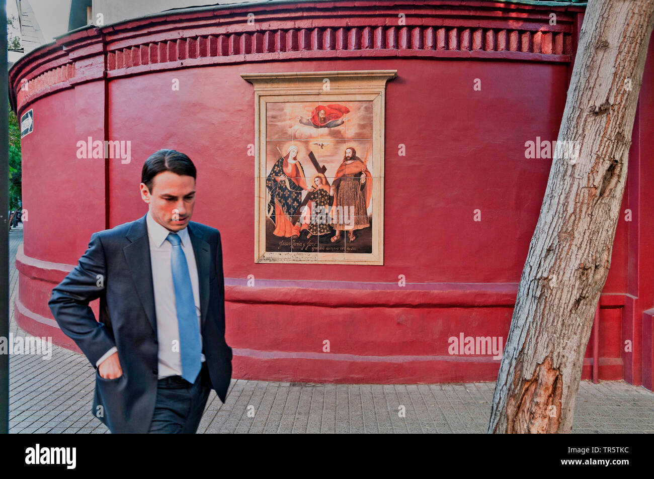 Giovane uomo di andare in chiesa, Cile, Santiago de Cile Foto Stock