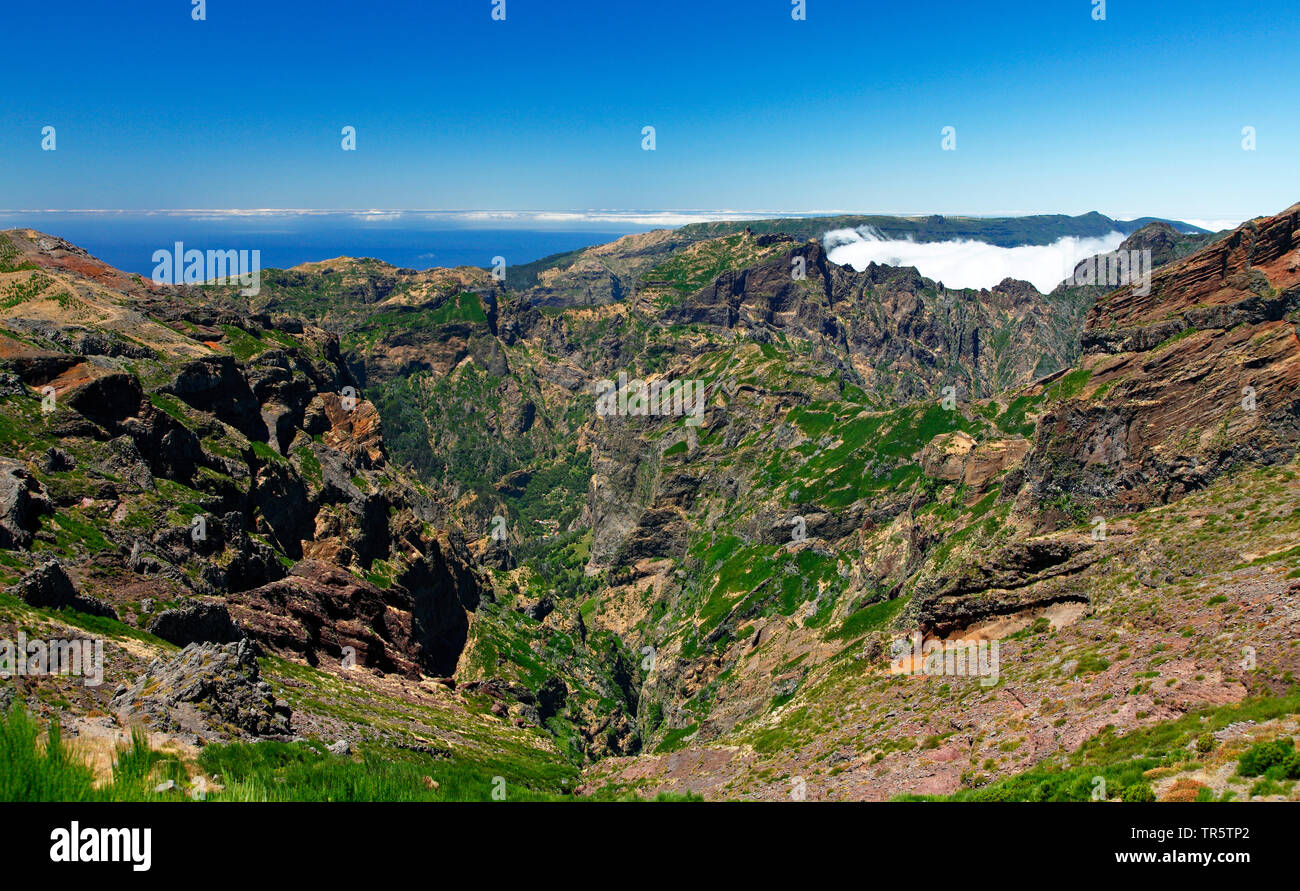 Vista dal Pico do Arieiro alle montagne in occidente, di Madera Foto Stock