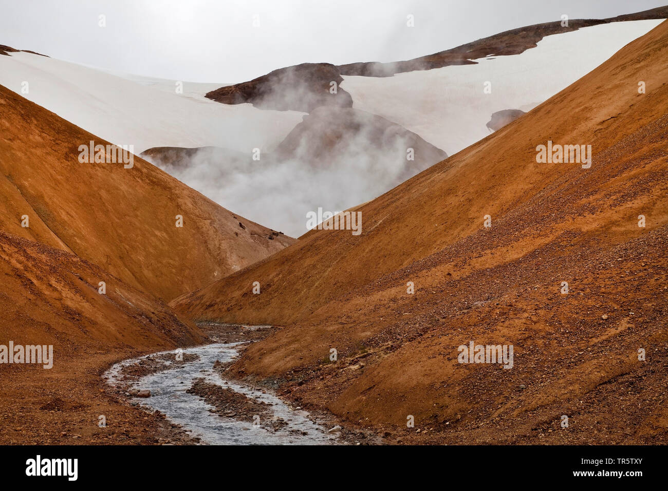 Hveradalir area geotermale con montagne di riolite, creek e campi di neve, Islanda, Kerlingarfjoell Foto Stock